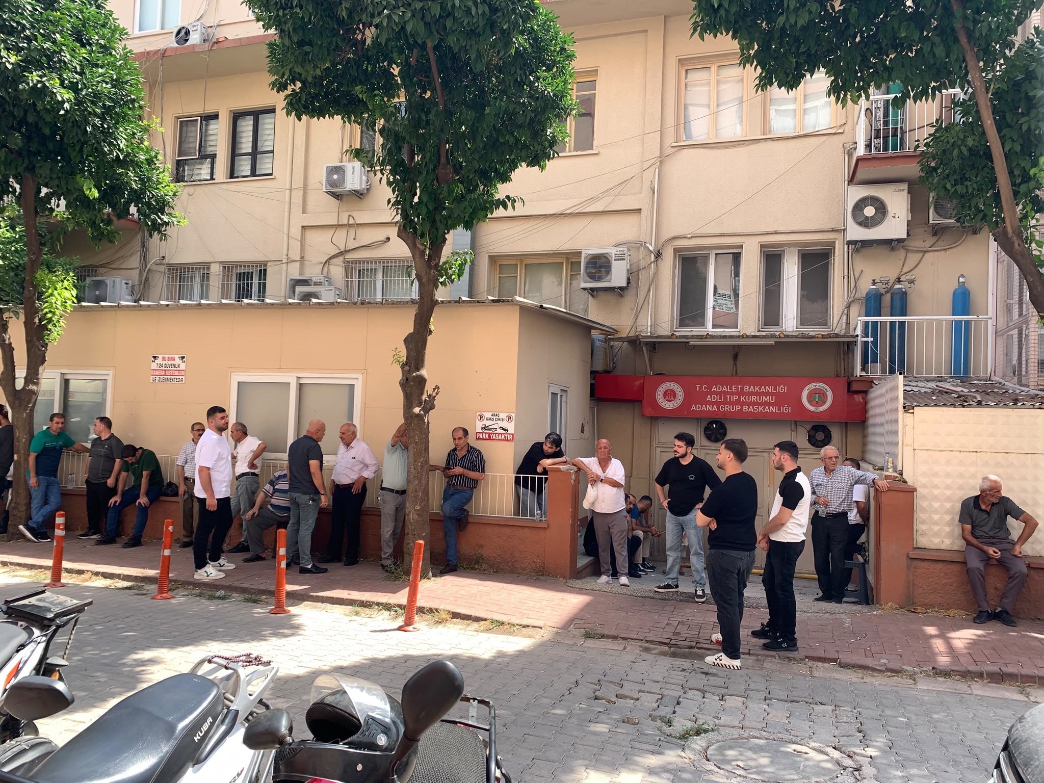 Boşanma aşamasındaki eşini çocuklarının gözü önünde öldürmüş