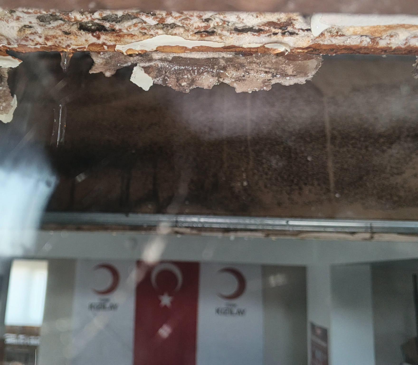 Sivas'ta kapatılan Kızılay binası bakımsızlıktan zarar gördü