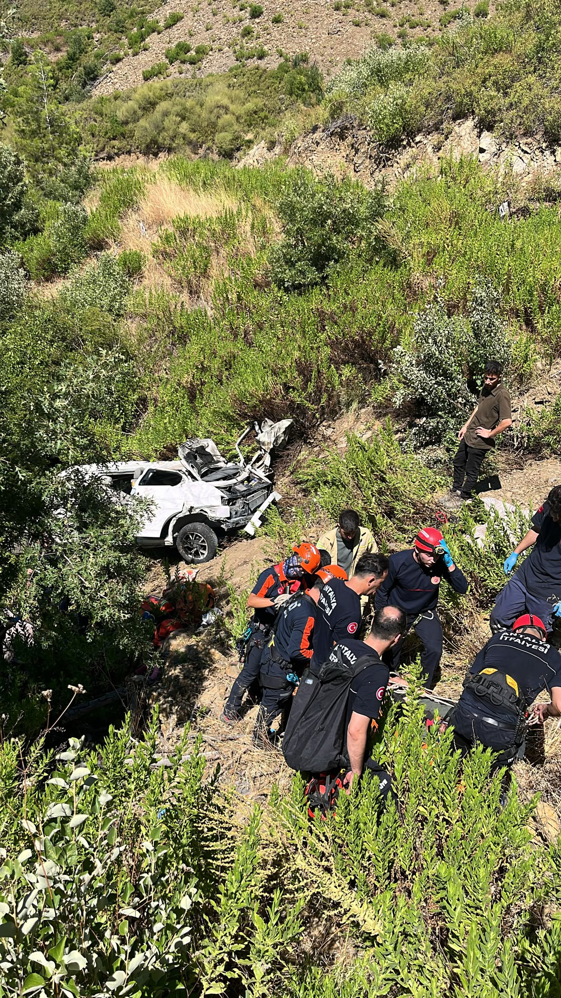 Kamyonet, uçuruma yuvarlandı; aynı aileden 5 kişi öldü, 2 yaralı