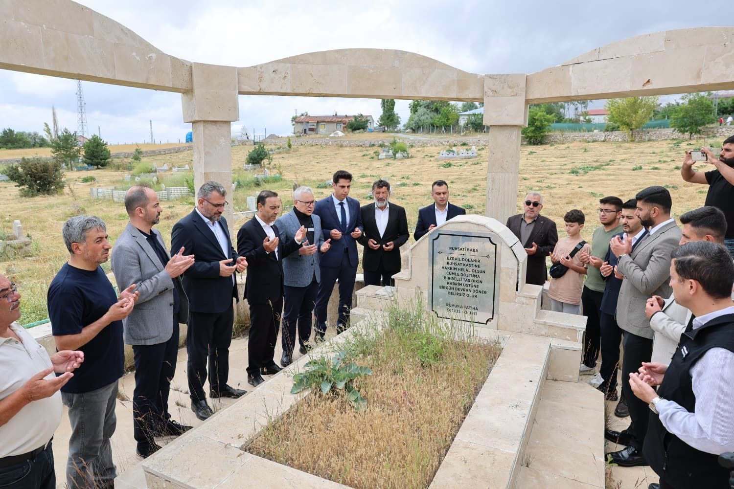 Aşık Ruhsati'nin kabrini ziyaret ettiler