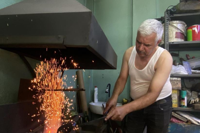 60 derecelik atölyede 45 yıldır demiri sanata dönüştürüyor