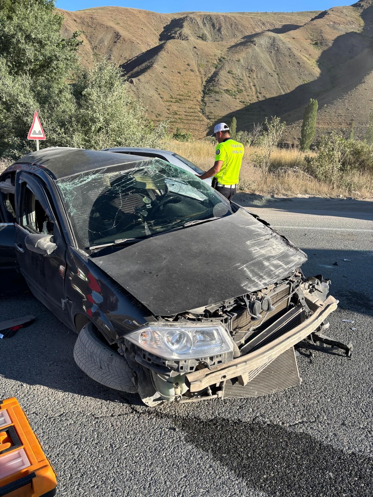 Sivas yolunda direksiyon hakimiyetini kaybeden araç kaza yaptı