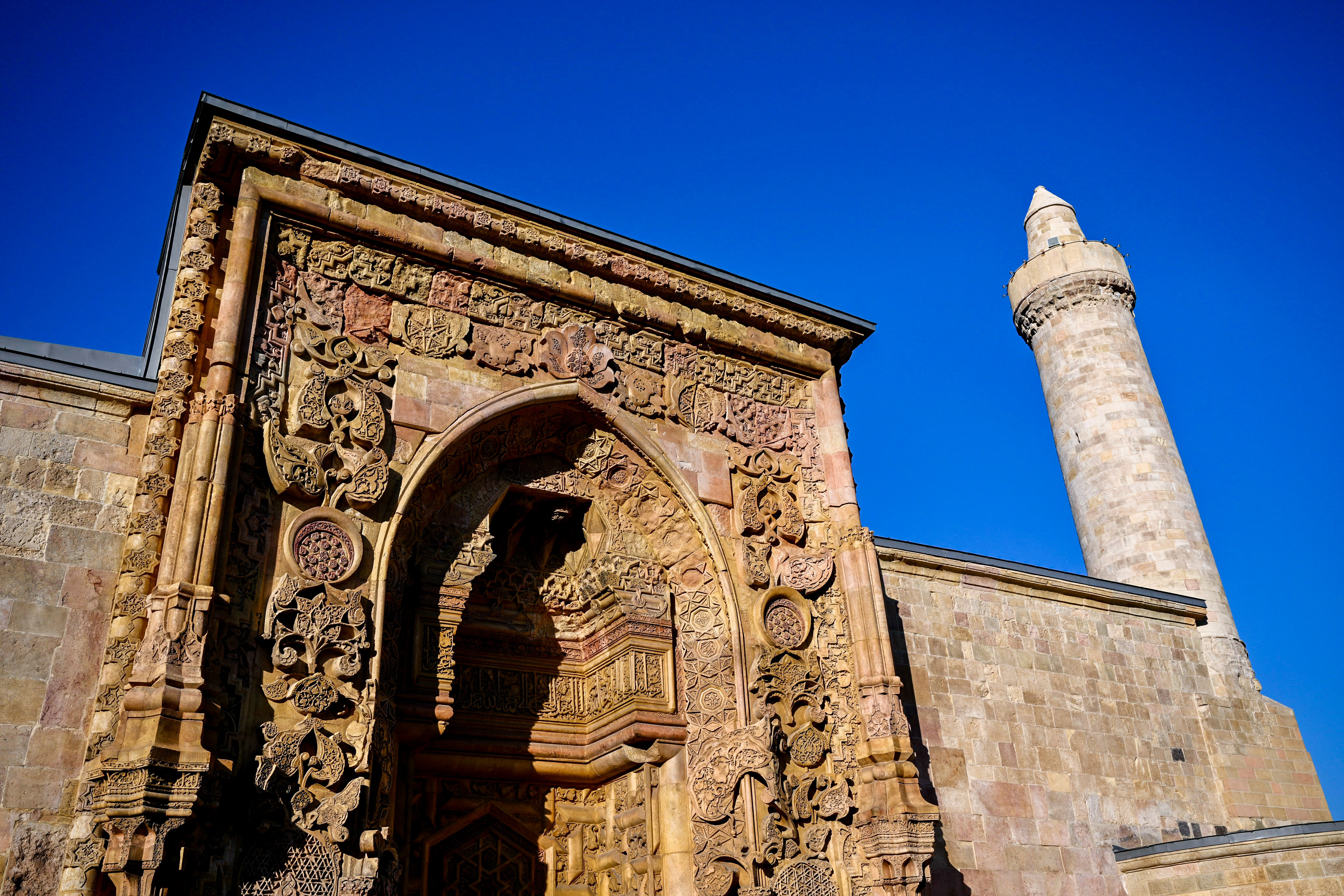 Motif motif işlenen taşlarda gölgeler yüzyıllardır kıyama duruyor