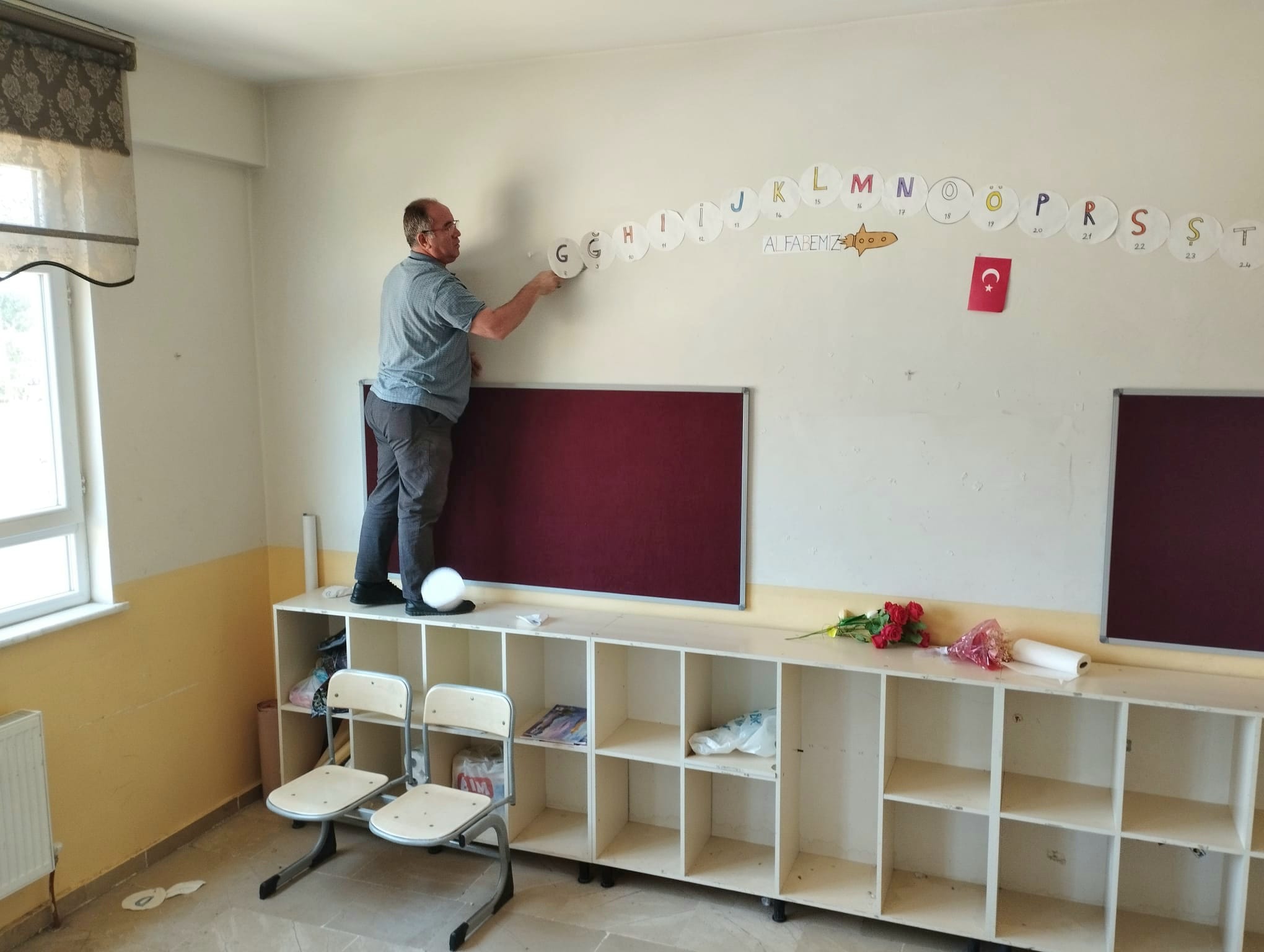 Ulaş'ta okul müdürü ve müdür yardımcısı okullarını boyuyor