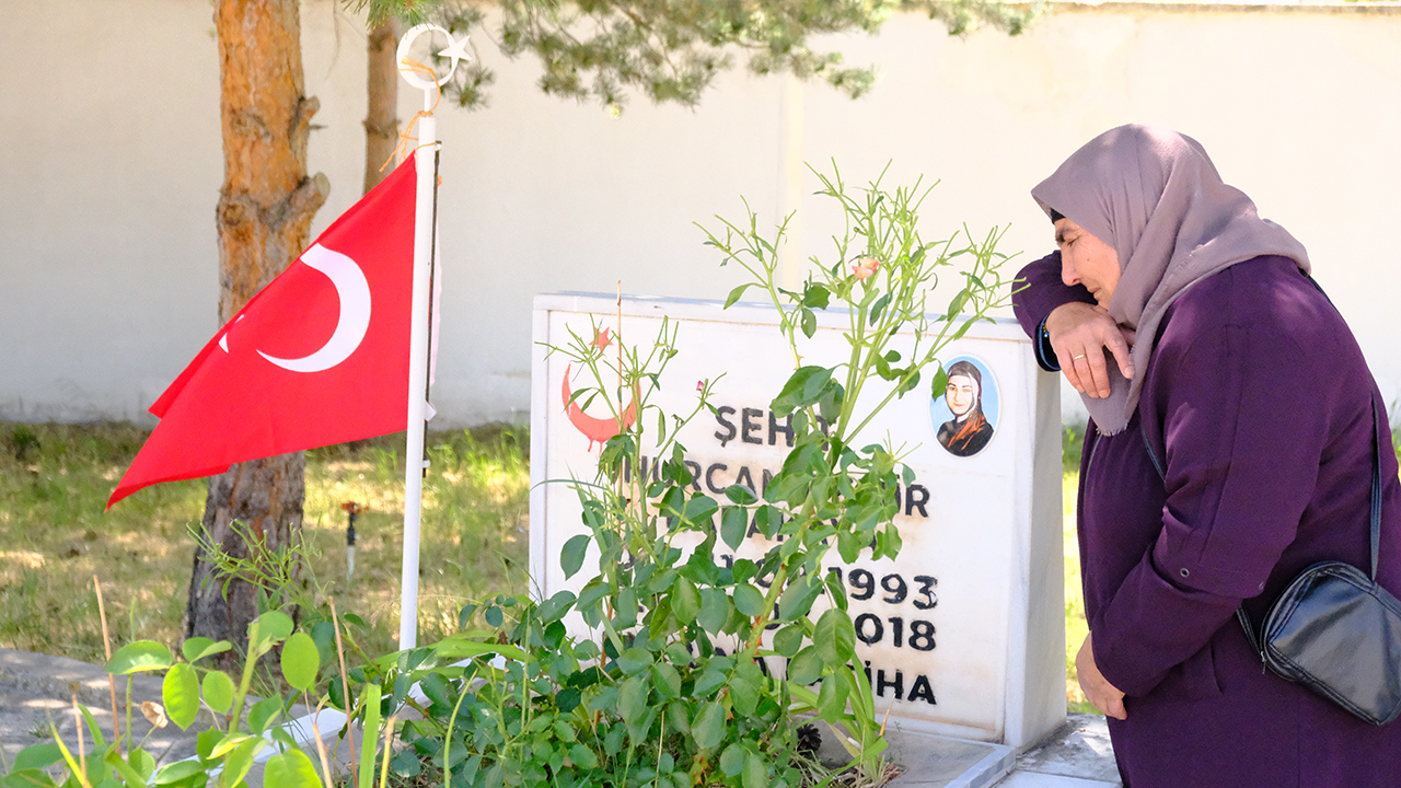 Şehit Bedirhan bebek ve annesi kabirleri başında anıldı