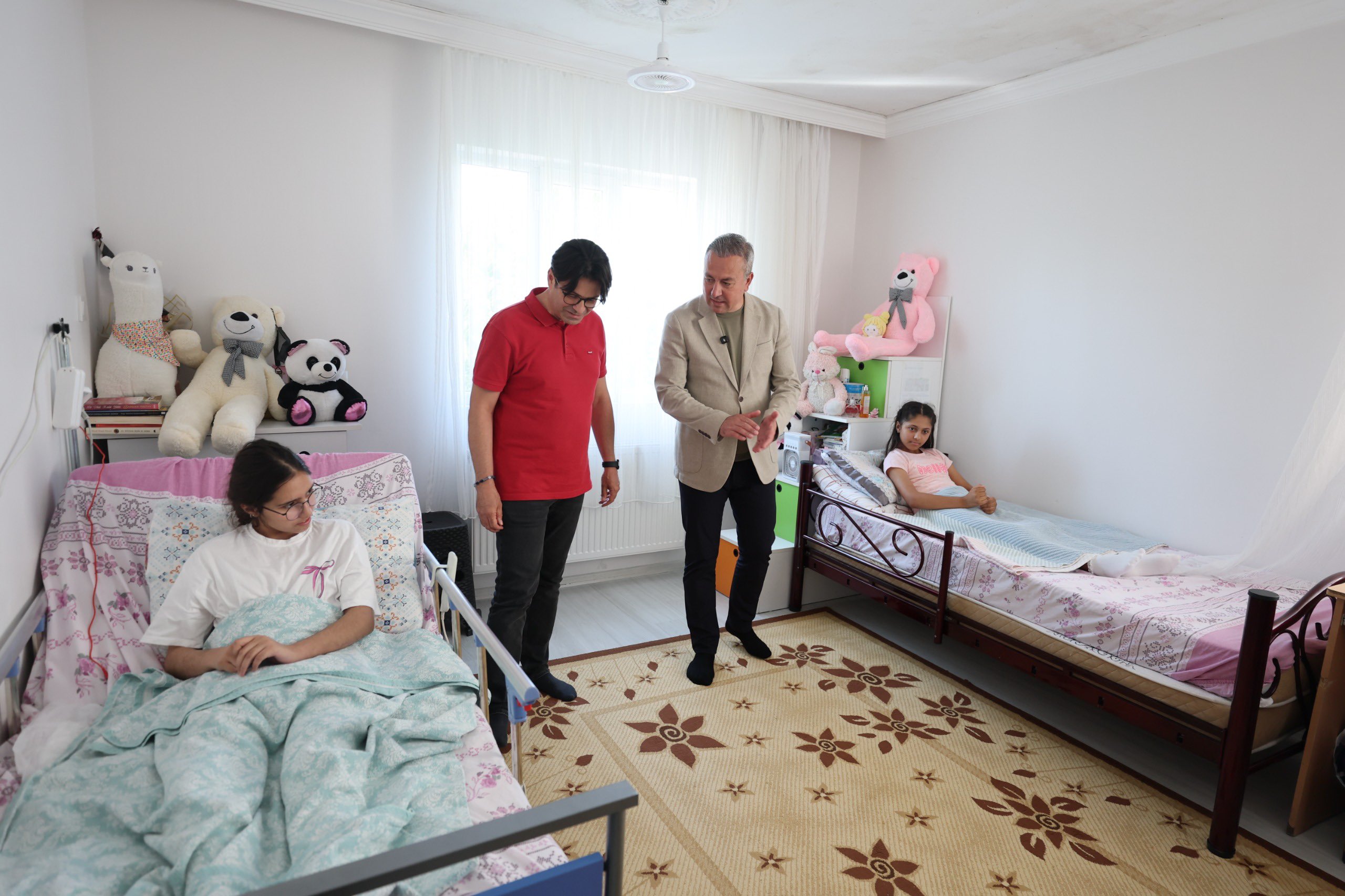 Başkan Uzun yetim kalan 4 kardeşe sahip çıktı: "Tüm imkânlarımızla yanlarındayız"