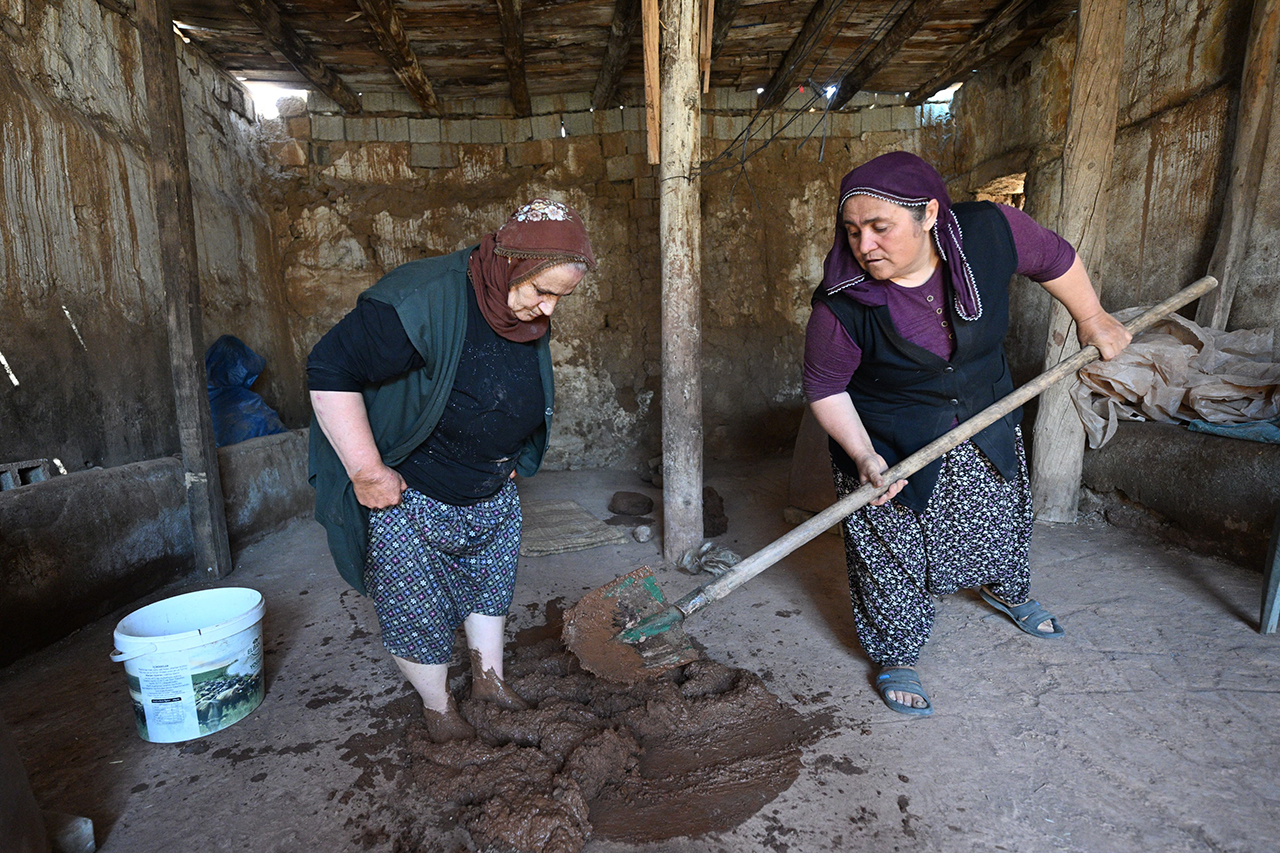 Killi toprak ve keçi kılıyla yaptıkları tandırlarla aile bütçesine katkı sağlıyorlar
