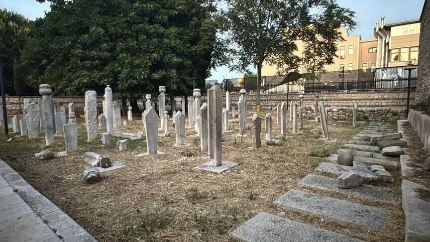 Tarihi hazirede 7 mezar taşı tahrip edildi