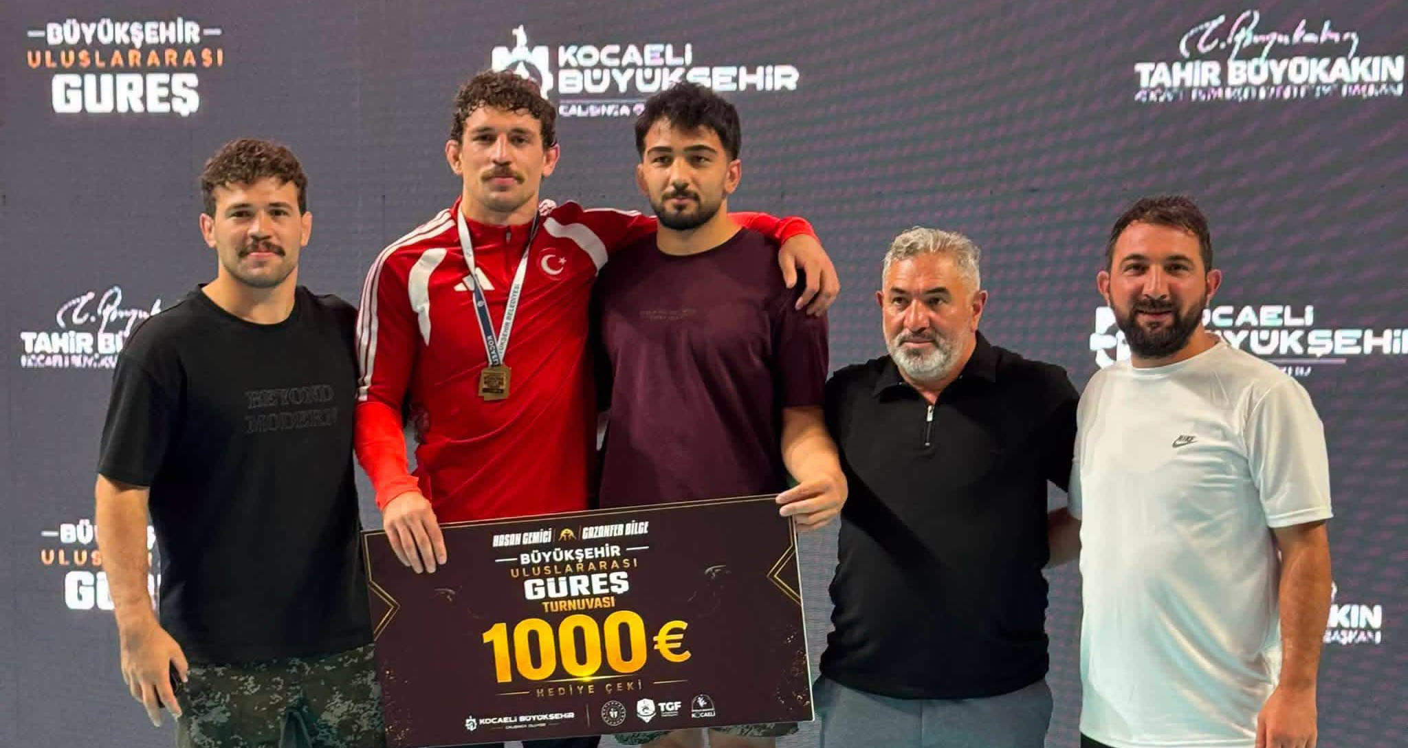 Sivaslı milli güreşçi zirveye çıktı
