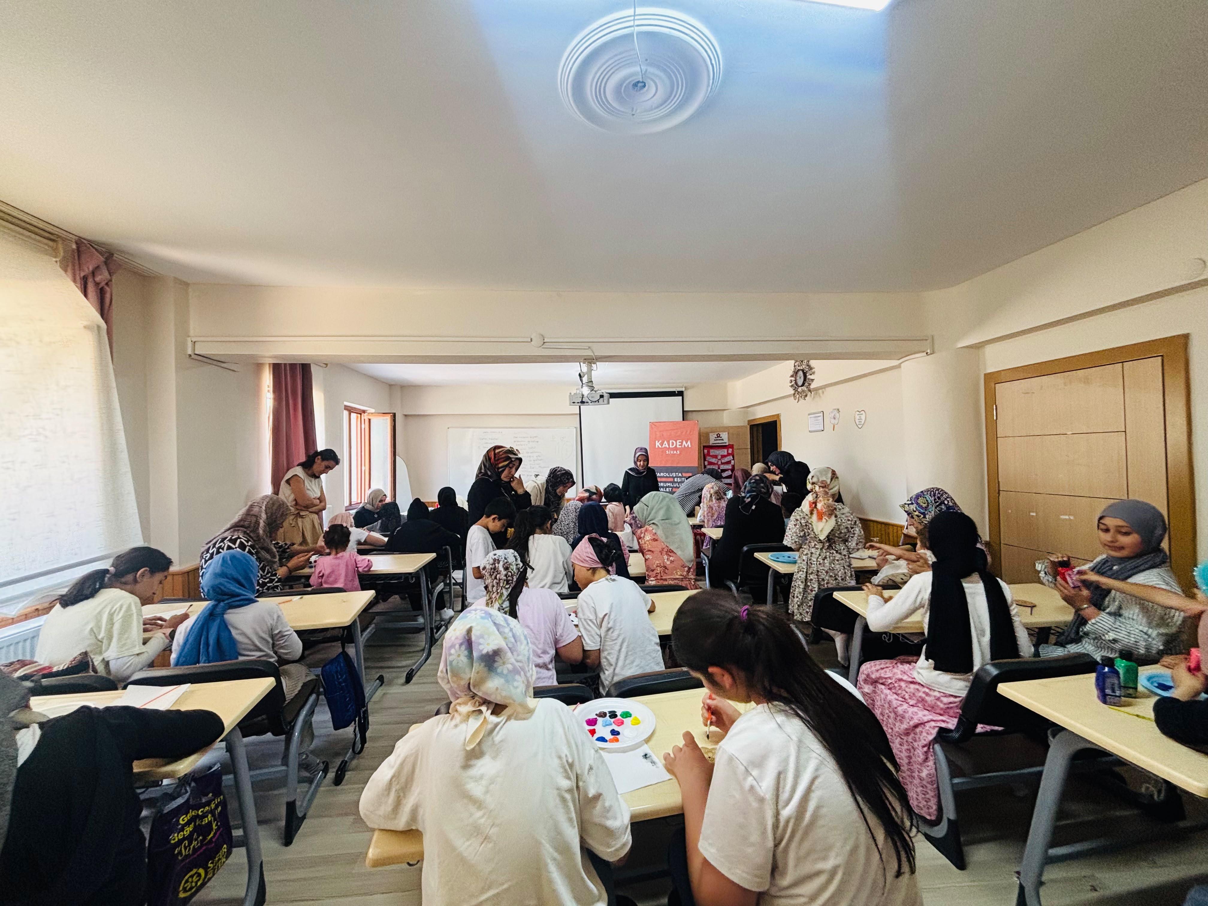 Anneler seminerde bilgileniyor, çocuklar atölyelerde yeteneklerini keşfediyor!