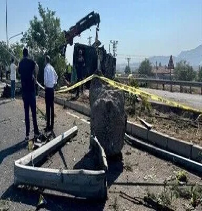 Sivas'ın komşusunda yolcu otobüsü devrildi