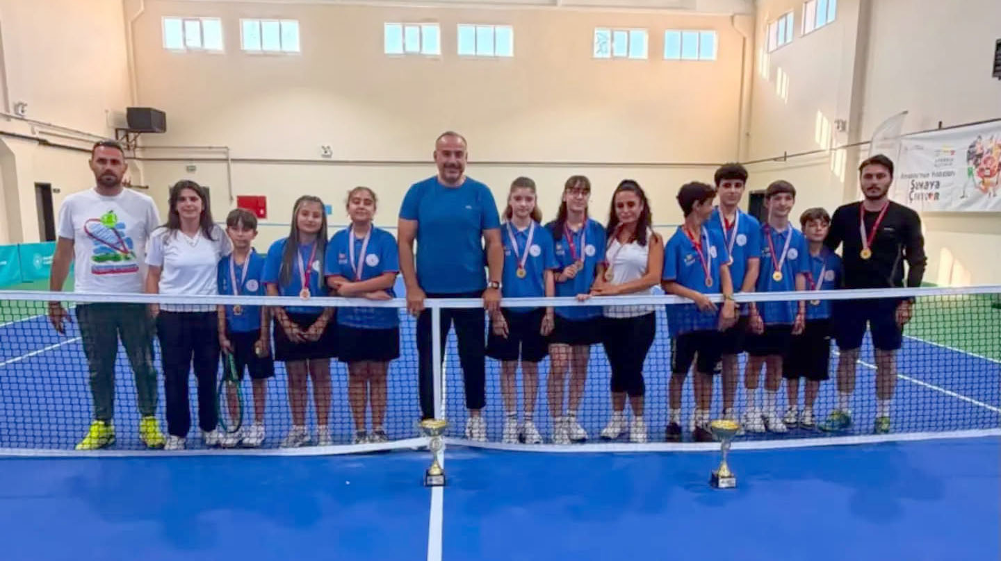 Sivaslı raketler yarı final biletini aldı