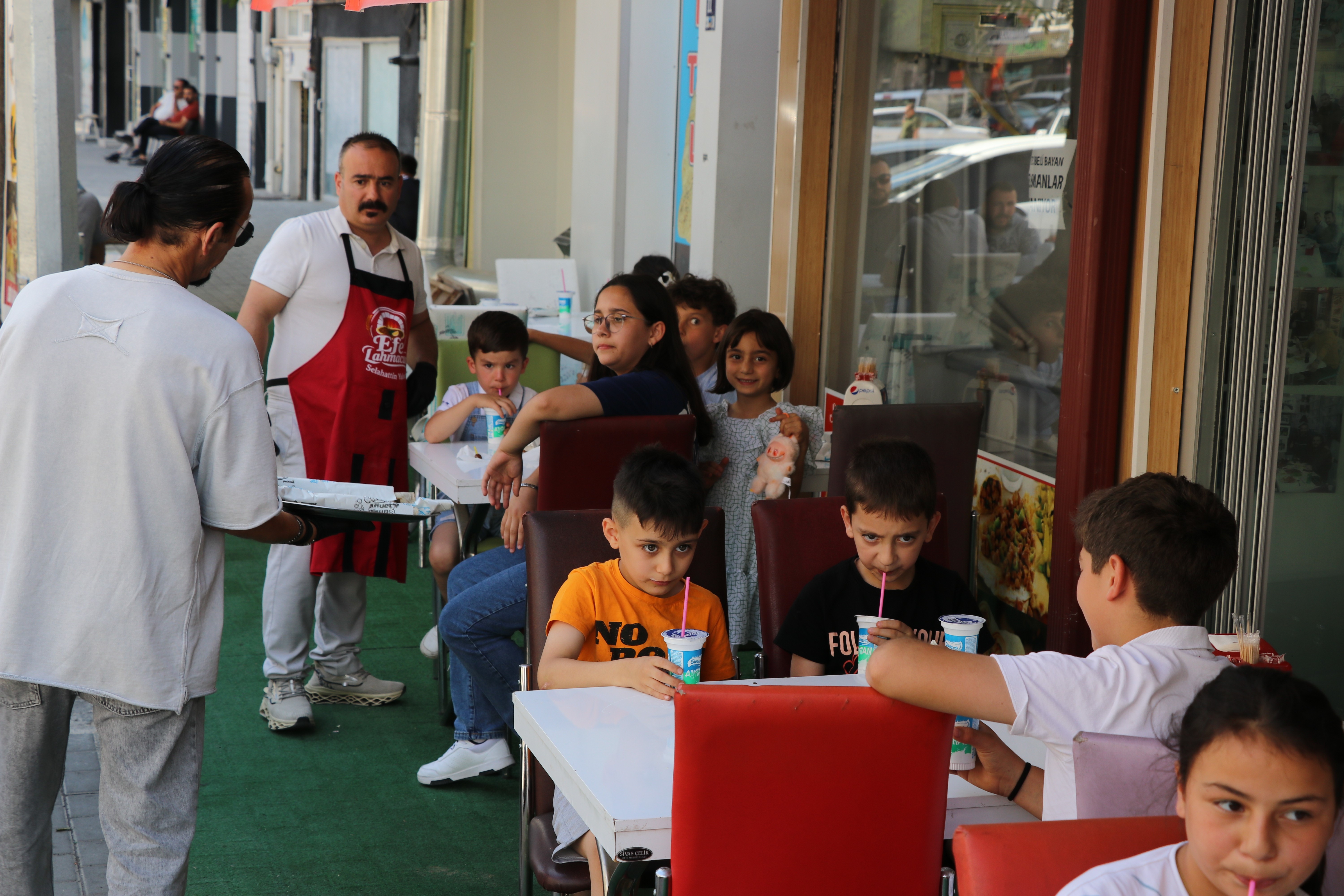 Rakiplerine nispet olsun diye lahmacun dağıttı