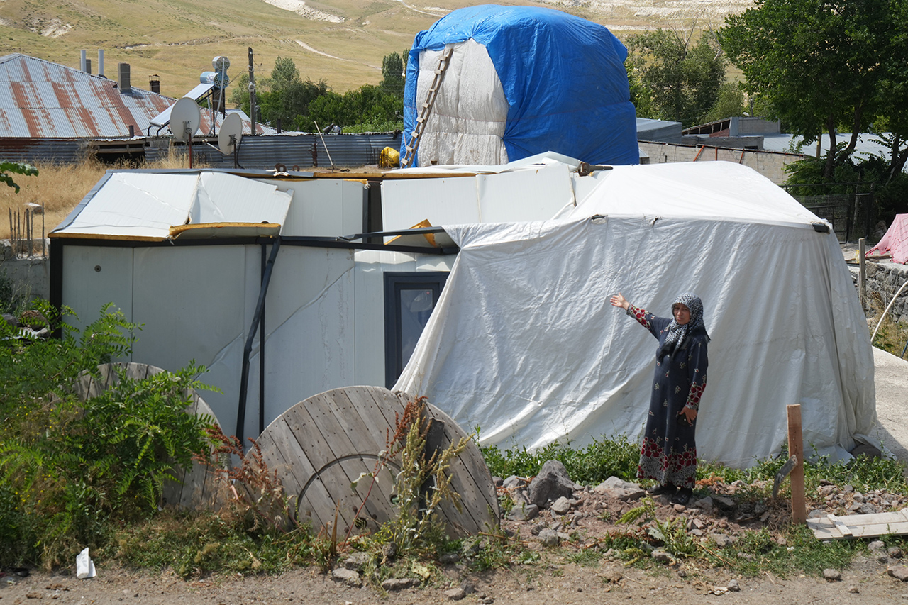 Sivaslı şirketin yaptığı ev Erzurum'da kışı çıkaramadı