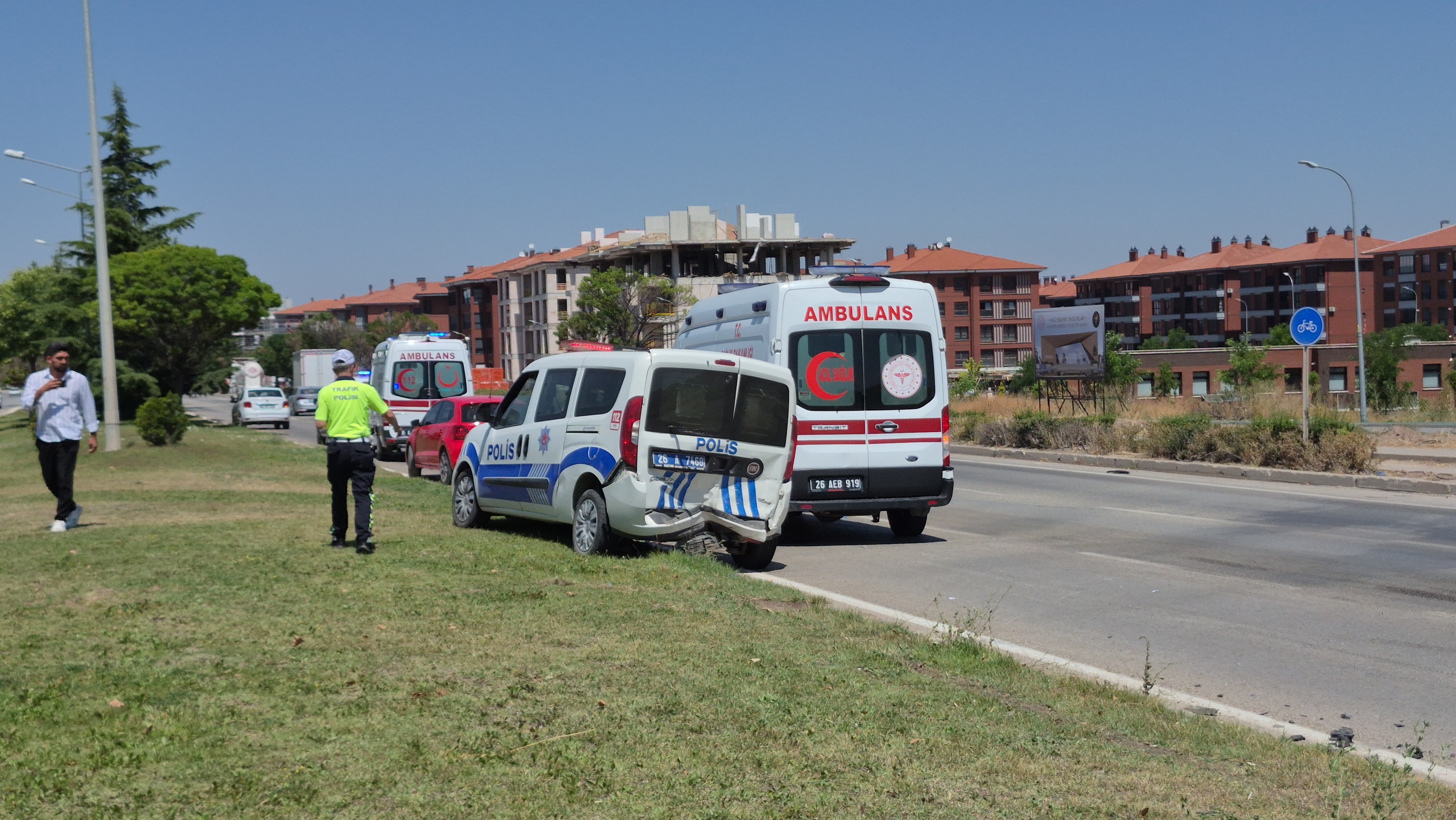 Kaza yerindeki polis aracına otomobil çarptı