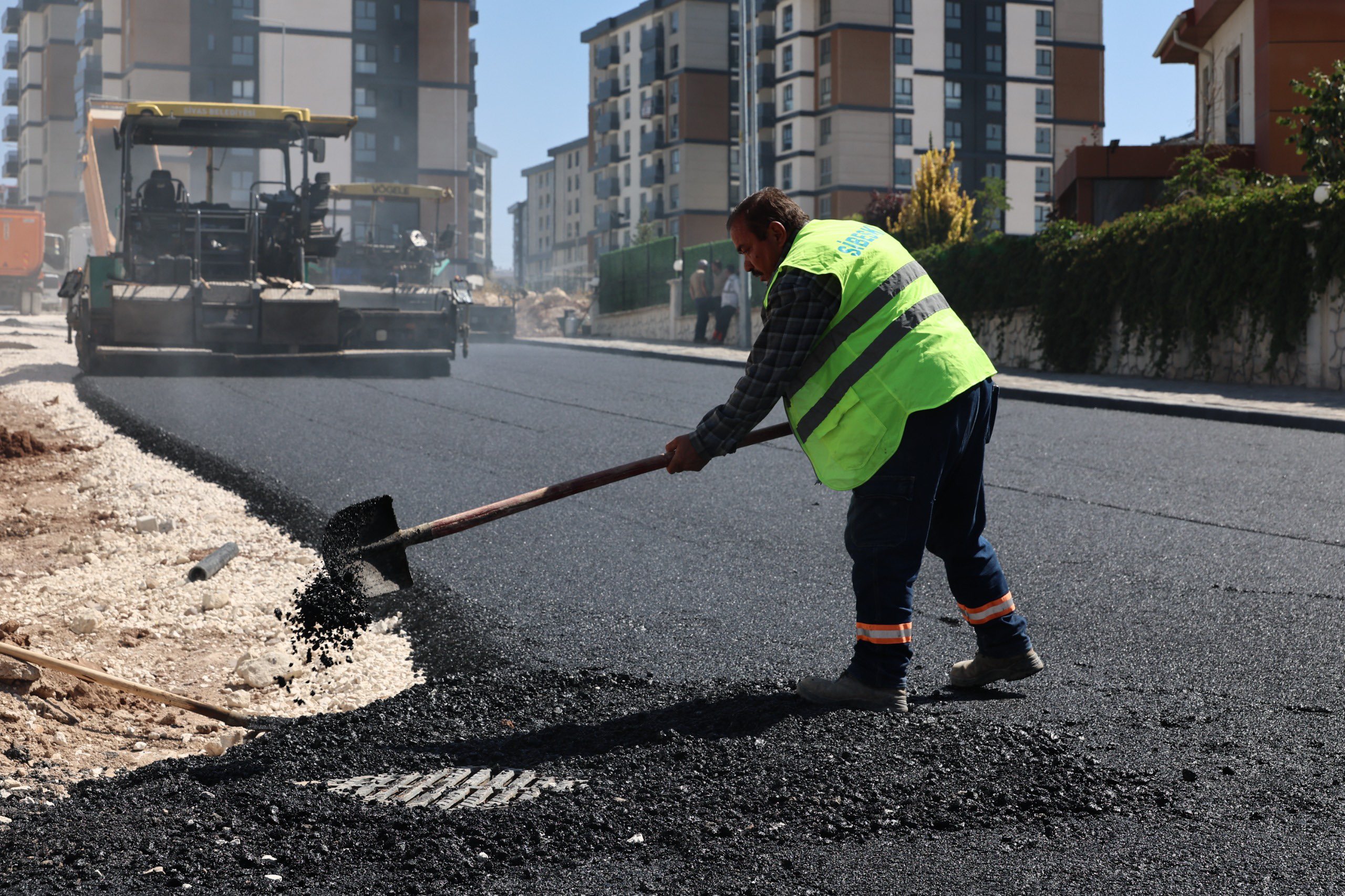 Eğriköprü’de asfalt yenileme mesaisi