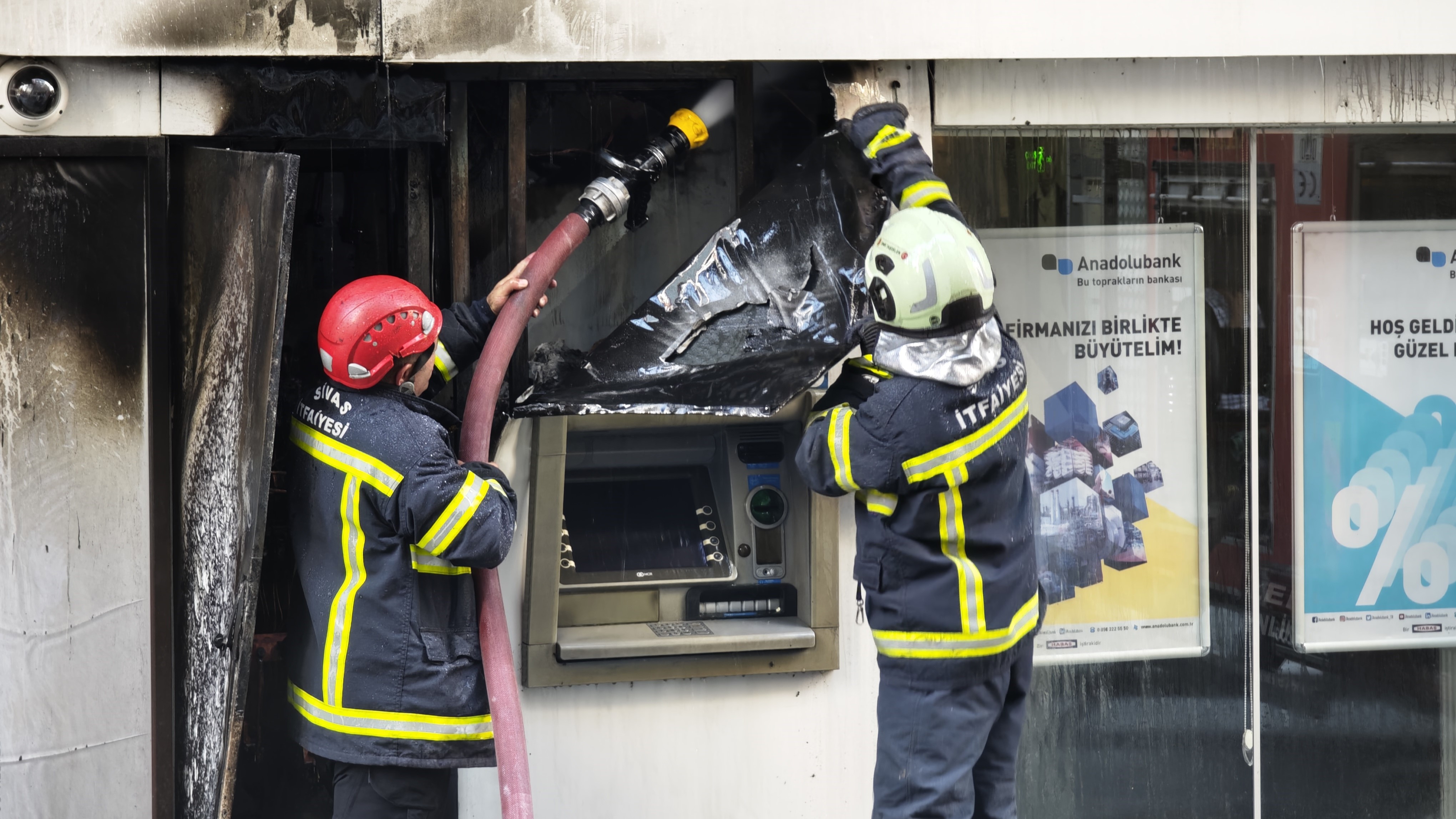 Sivas'ta ATM’de çıkan yangın paniğe neden oldu