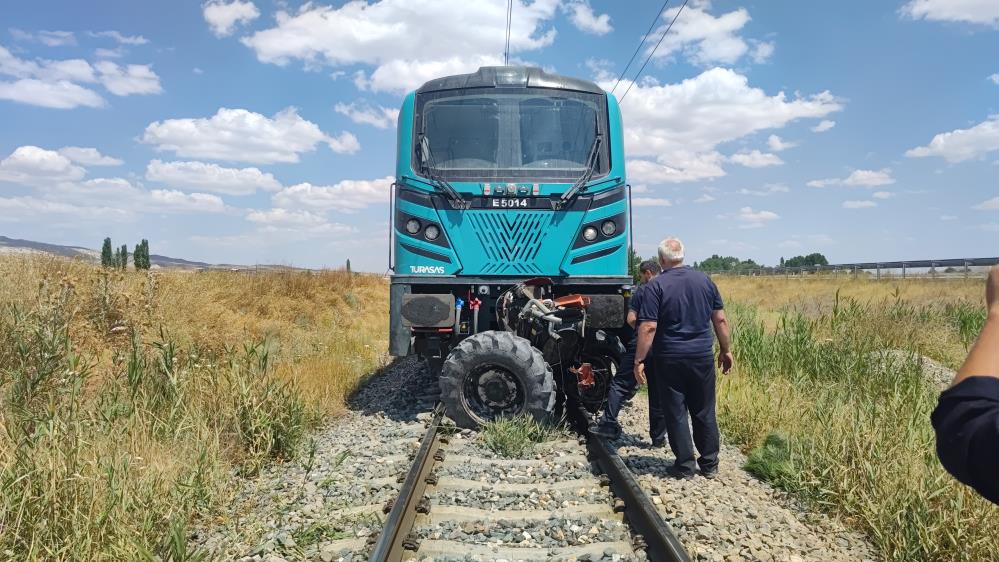Sivas'ta yük treni traktöre çarptı: 1 yaralı