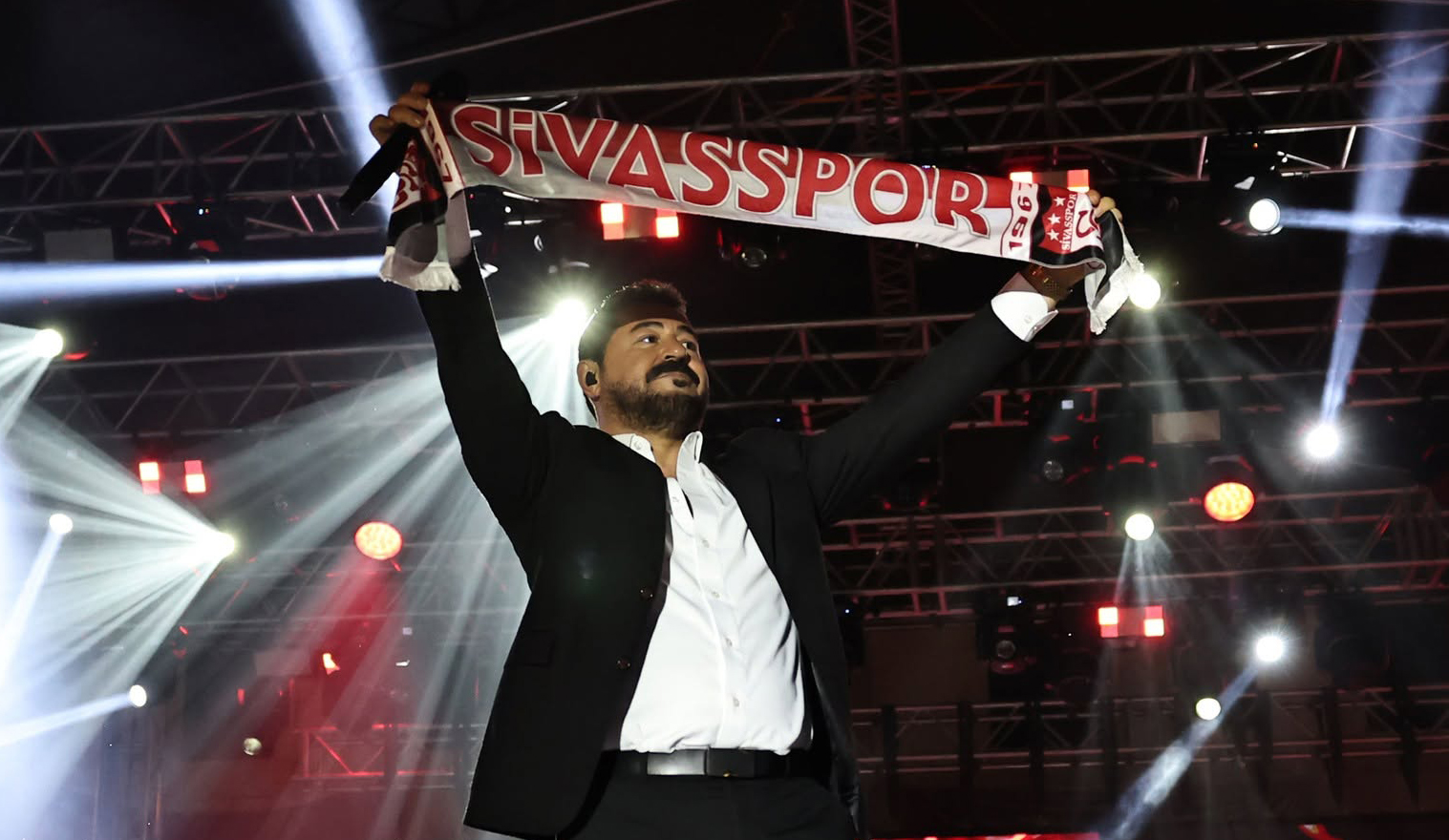 Sivas’ın Yiğidosu memleketinde halaylarla karşılandı!