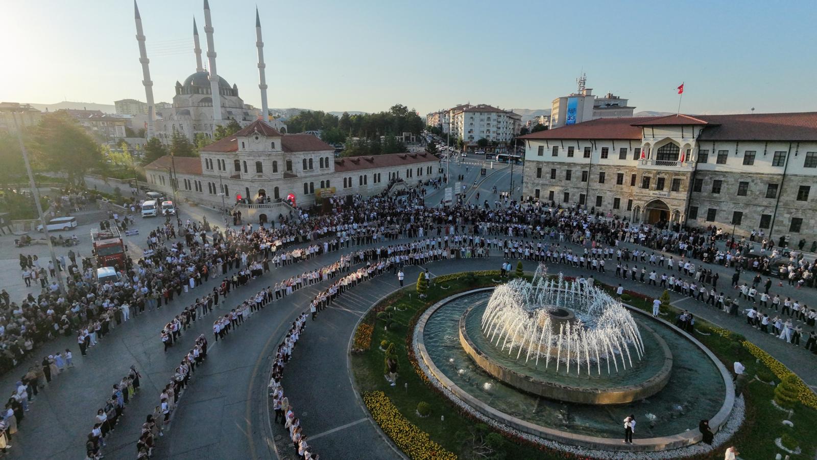 Sivas’ta bin 58 kadın aynı anda halay çekti