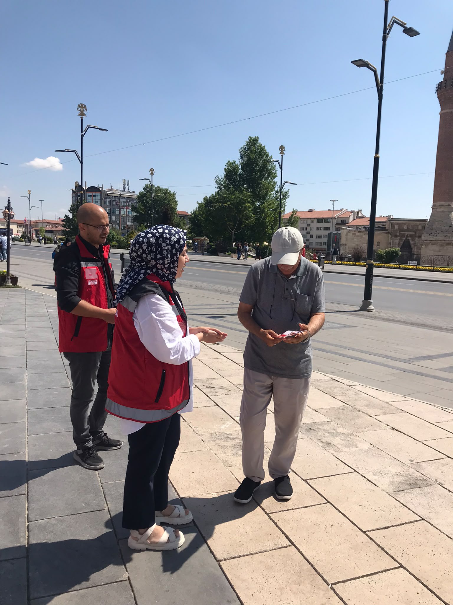 Sivas'ta mobil sosyal hizmet aracı meydana indi