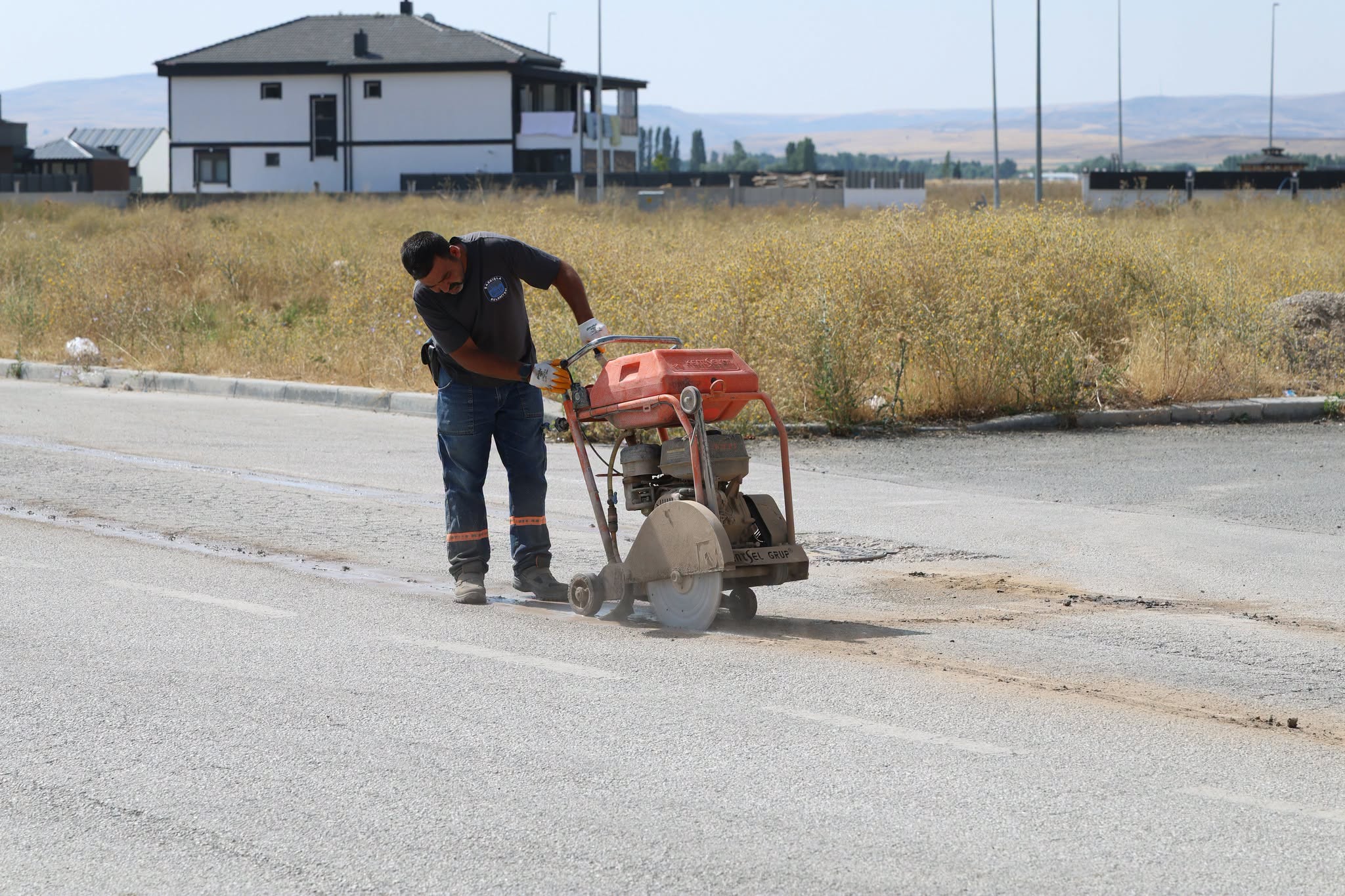 Sivas'ta asfalt çalışmaları titizlikle sürüyor