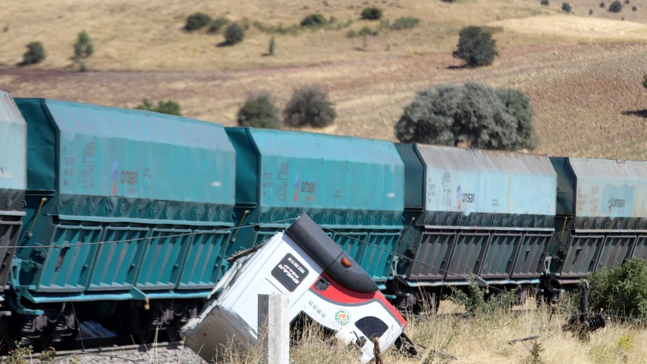 Sivas yönünden giden yük treni kamyona çarptı