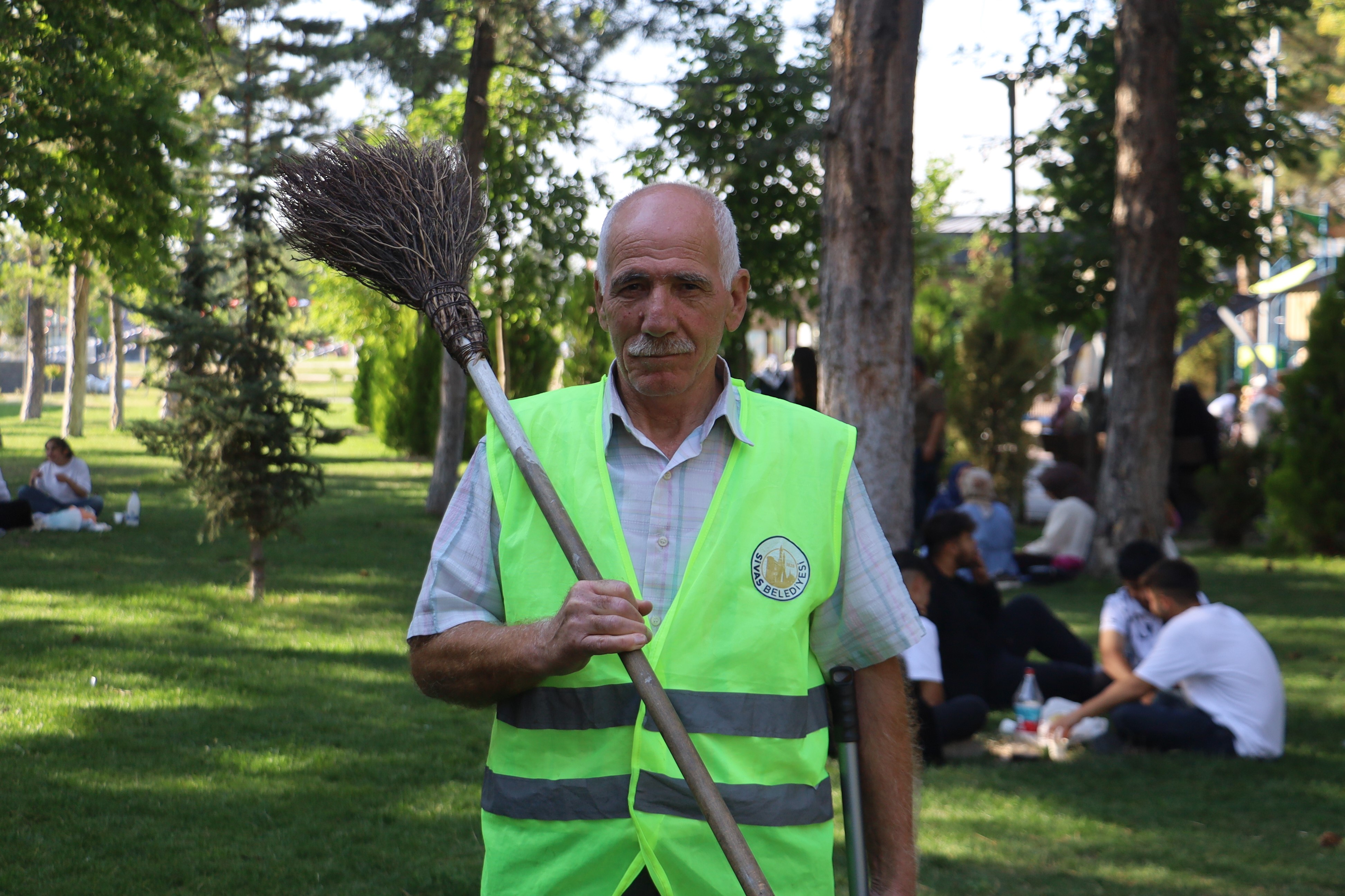 Sivaslı temizlik görevlisinin sesini duyan mest oluyor