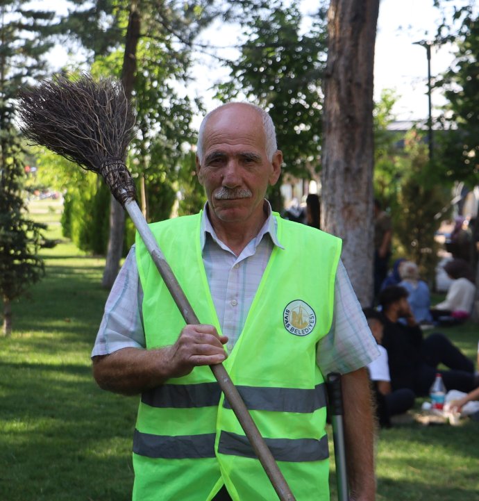 Sivaslı temizlik görevlisinin sesini duyan mest oluyor