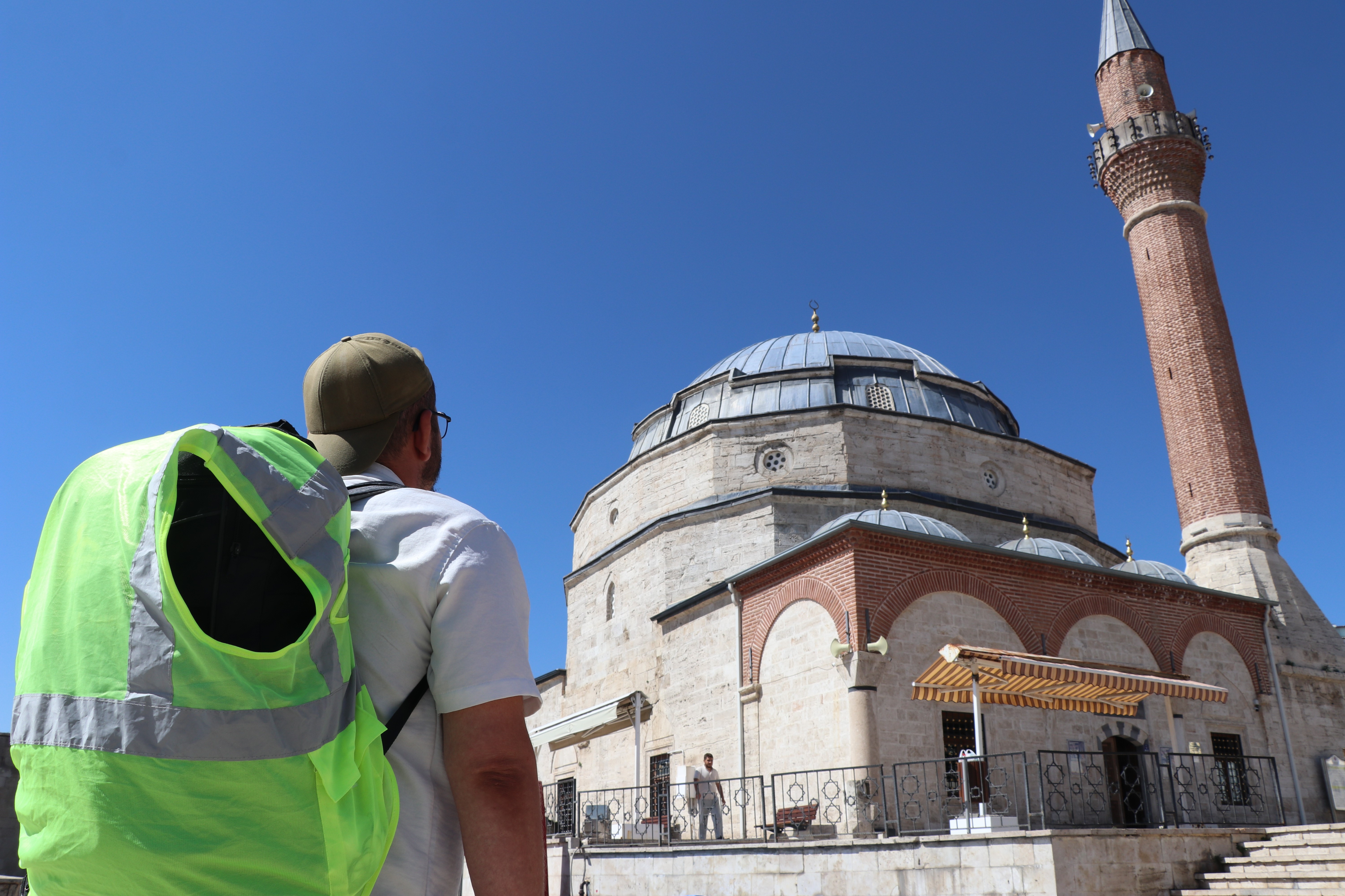 İlahi aşkla yeniden yollara düştü, hedefi yürüyerek Kabe'ye ulaşmak