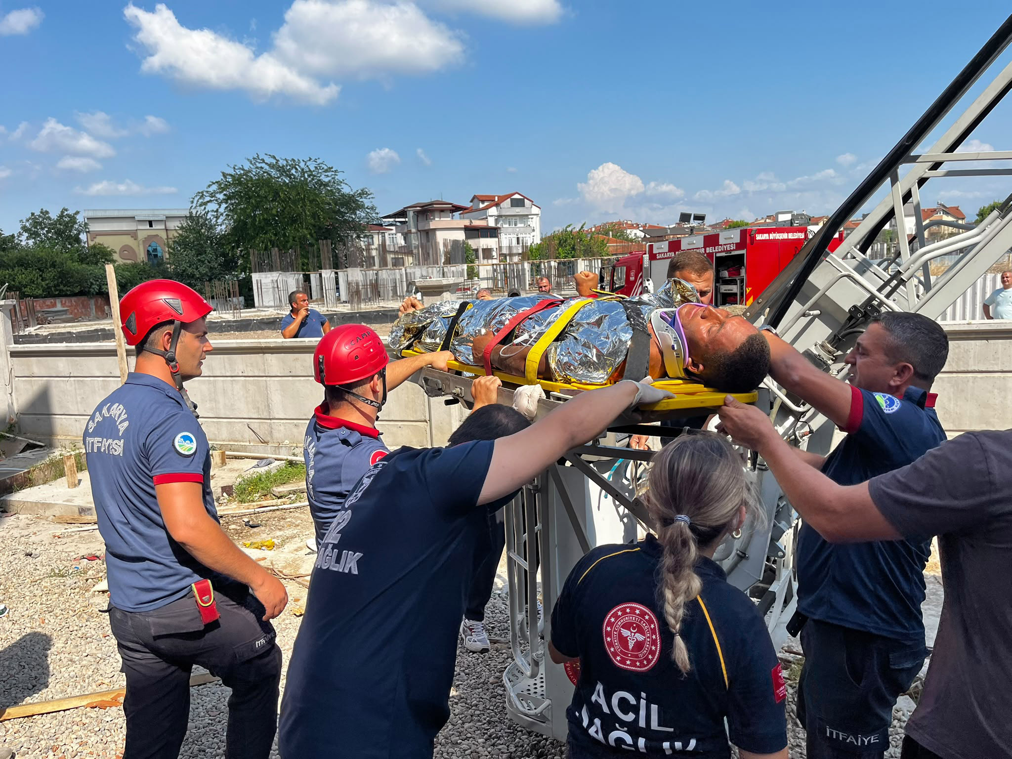 İnşaatta yüksek gerilim hattına kapılan işçi ağır yaralandı