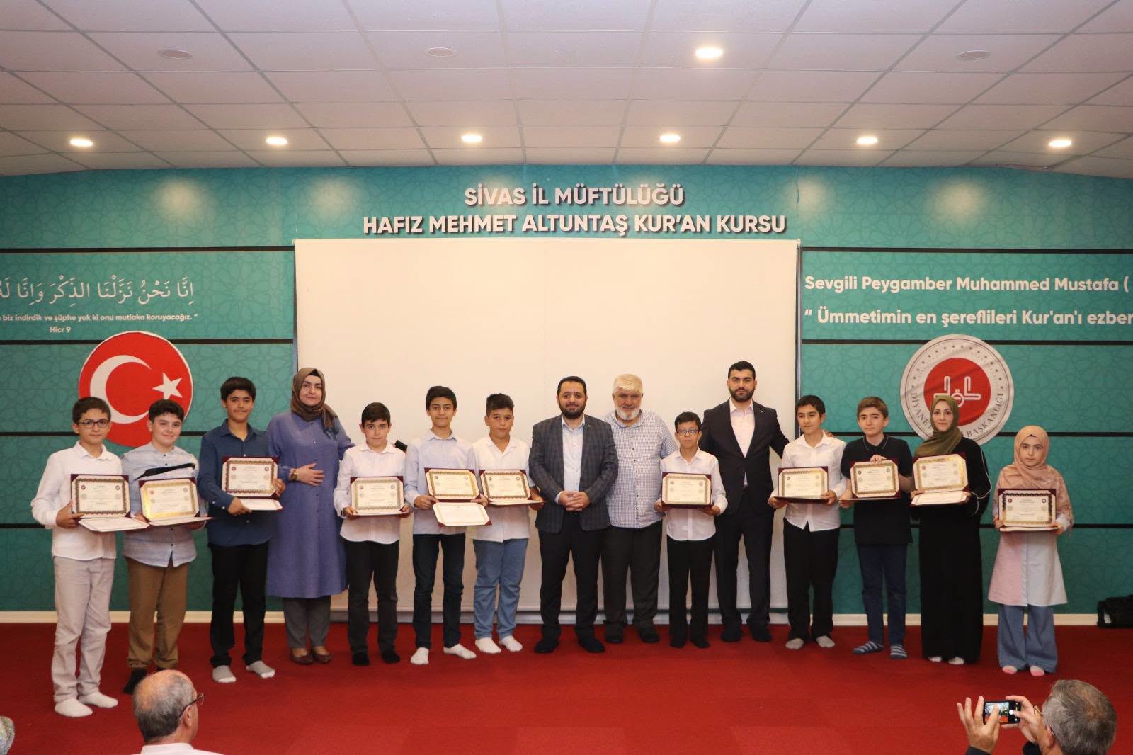 Sivas'ta hafızlık heyecanı: 11 öğrenci belgelerine kavuştu!
