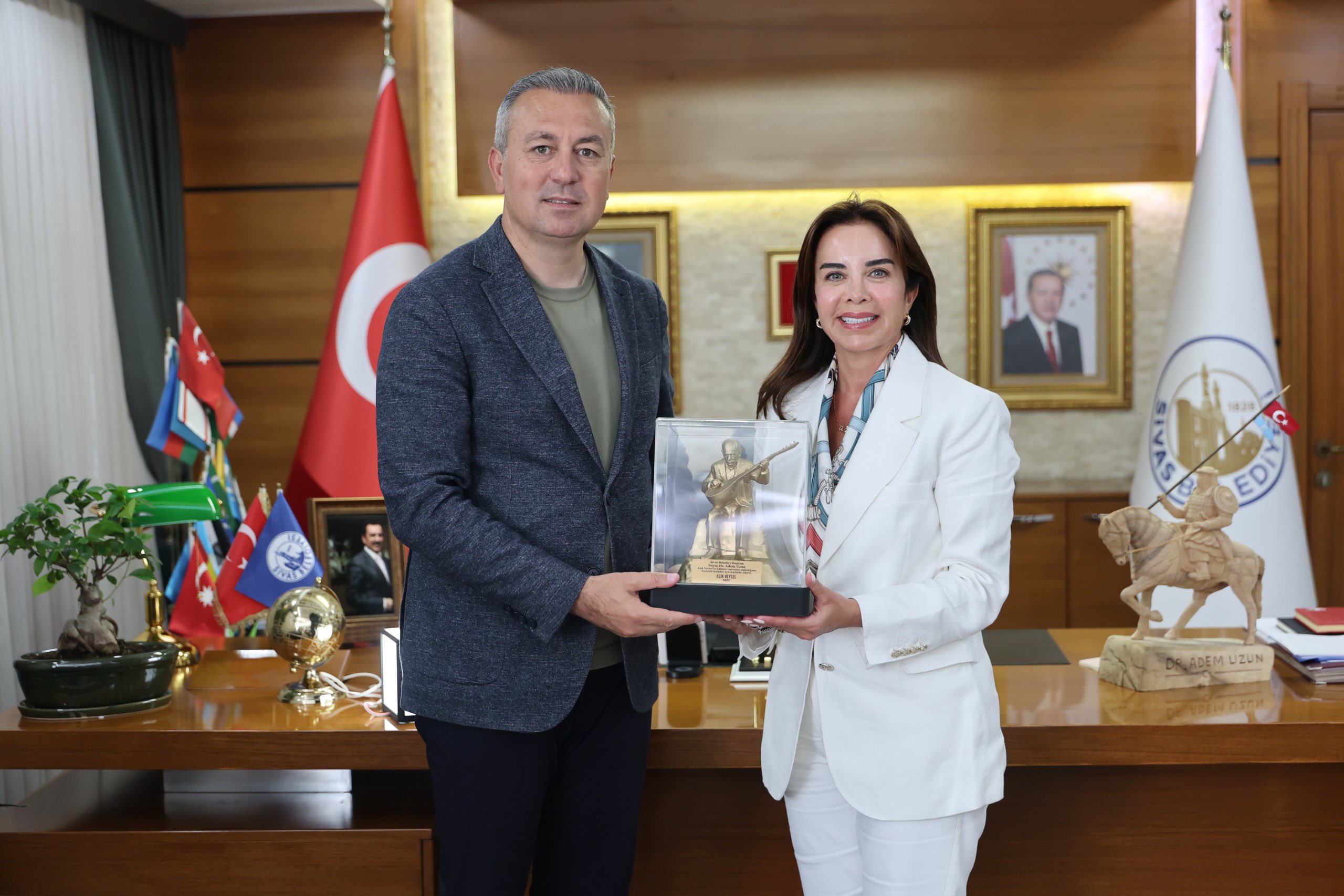 Âşık Veysel’in torunundan Başkan Uzun’a teşekkür plaketi