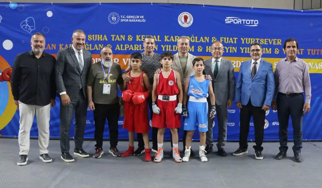 Boksa destek verenlere plaket