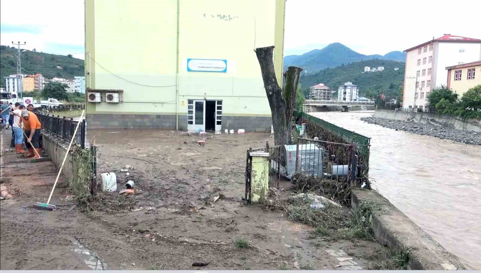 Giresun’da sel suları çekildi, geriye çamuru kaldı
