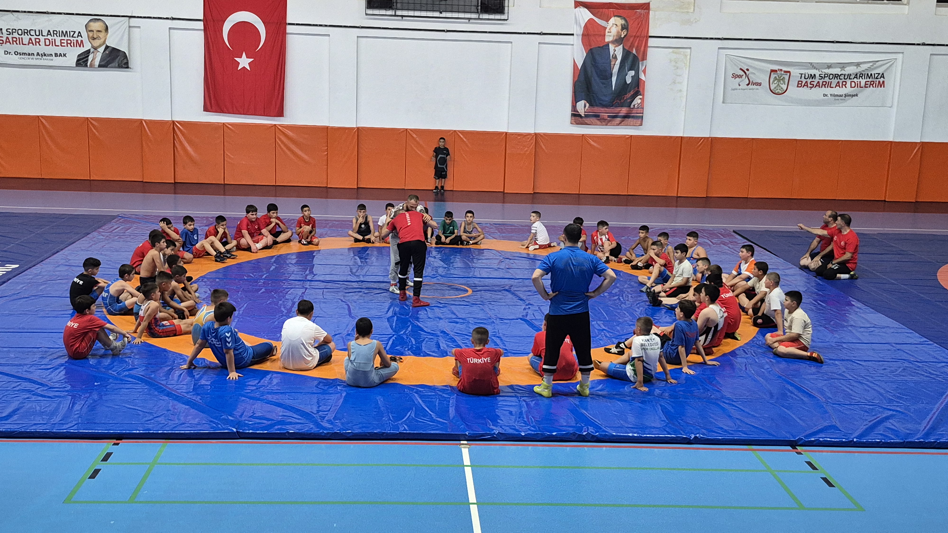 Sivas’ta minik güreşçiler için gelişim kampı başladı