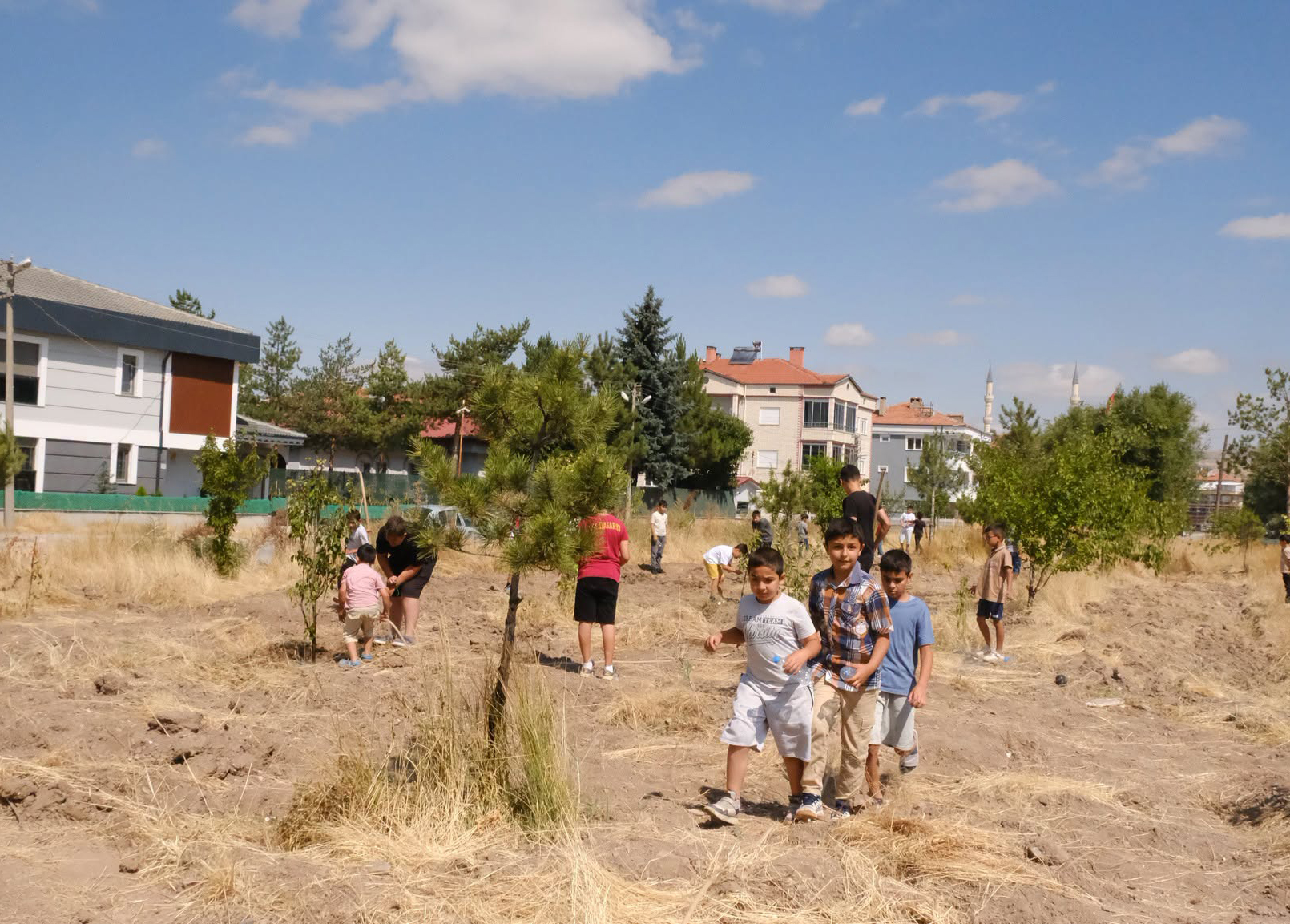 Sivas'ta 45 minik öğrenci 45 meyve ağacına sahip çıktı