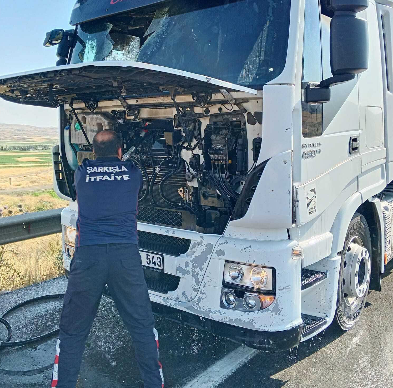 Sivas-Kayseri kara yolunda korkutan yangın