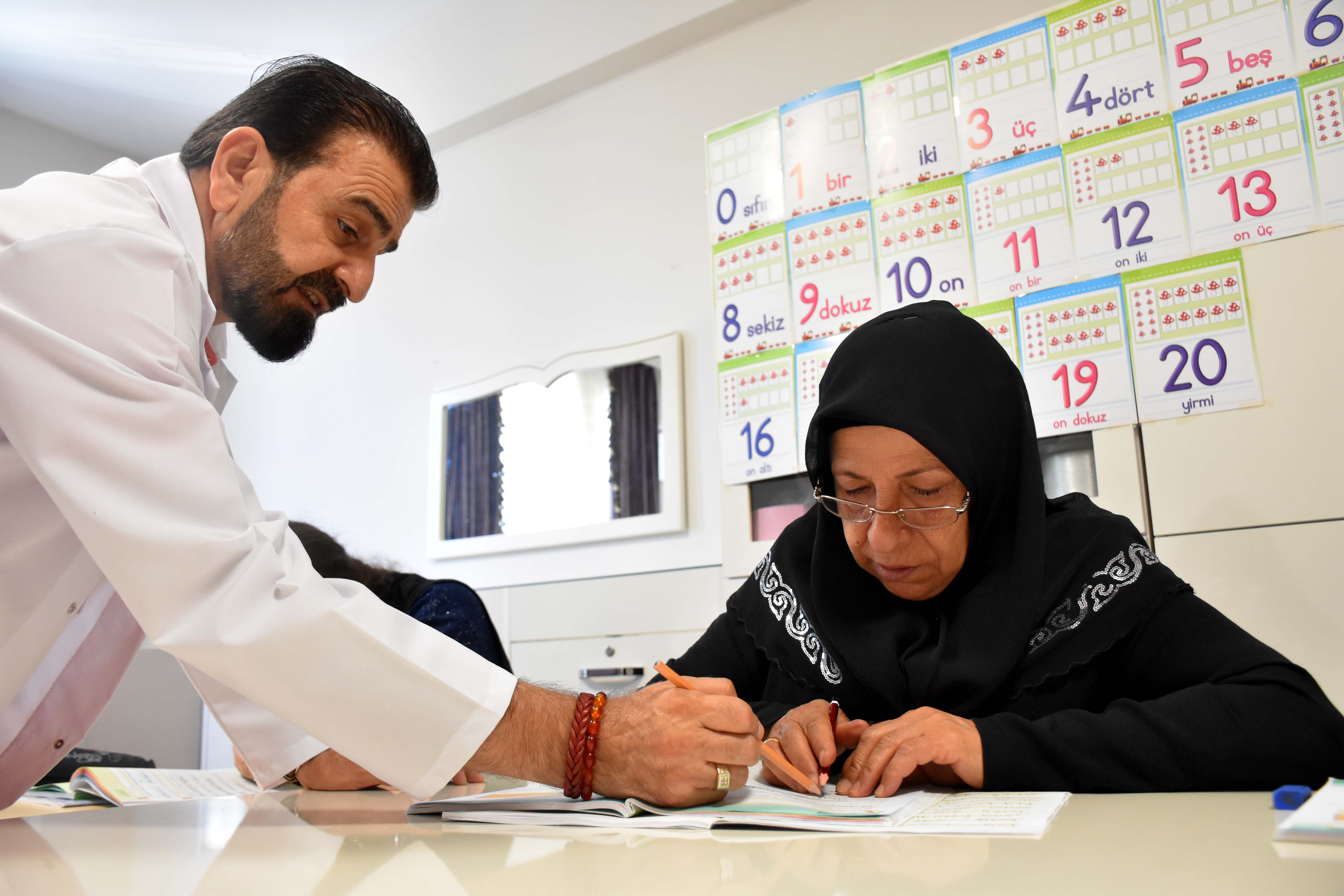Otobüs durağında sorduğu soruya aldığı cevapla 56 yaşında okul sıralarına döndü