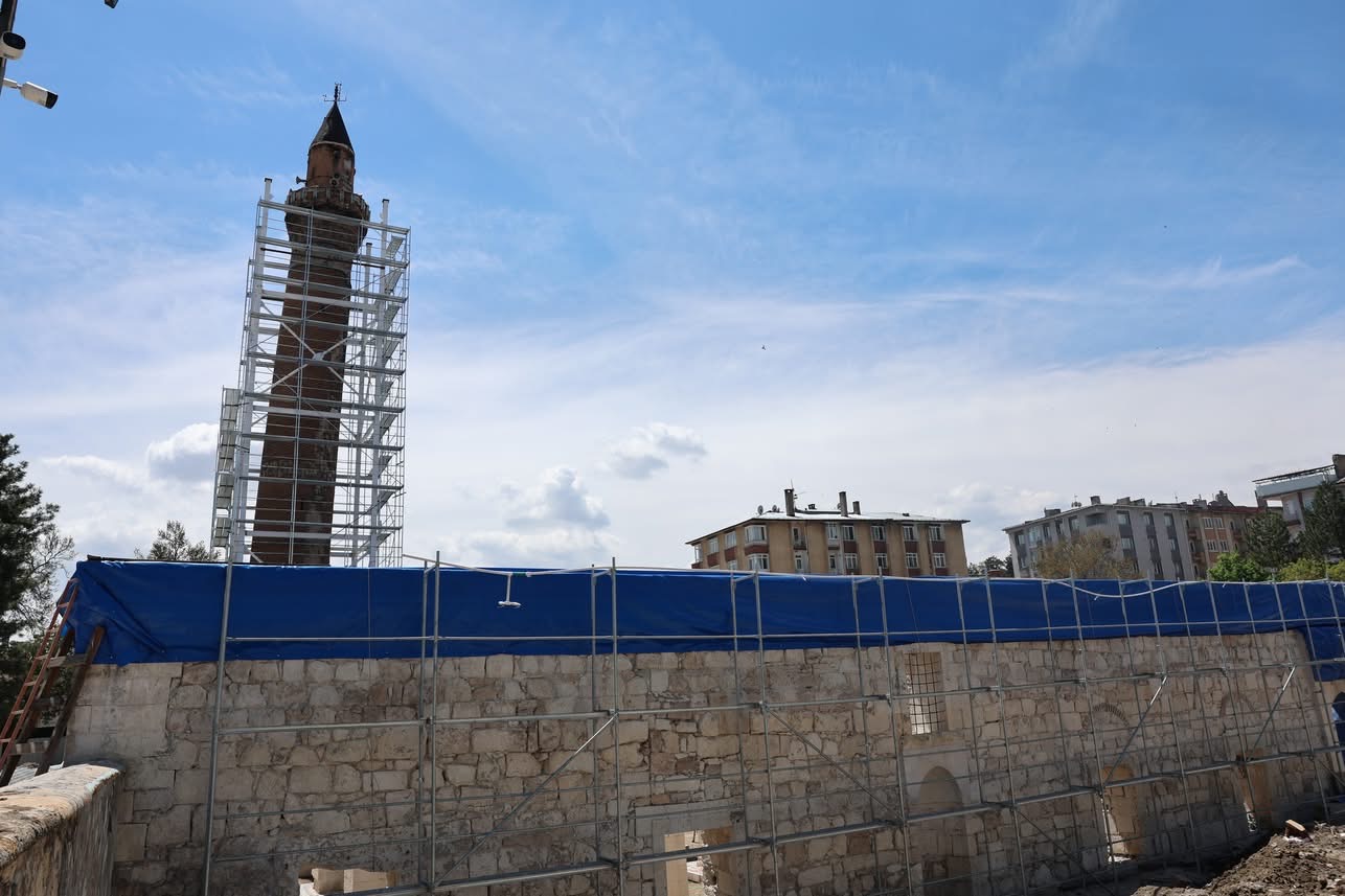 Ulu Cami’de 800 yıl sonra bir ilk! Minareye dokunuldu