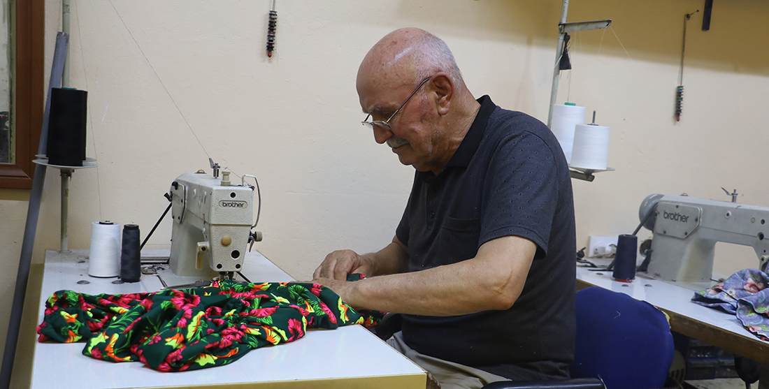 65 yıllık terzi iğne ve makasını hiç bırakmadı