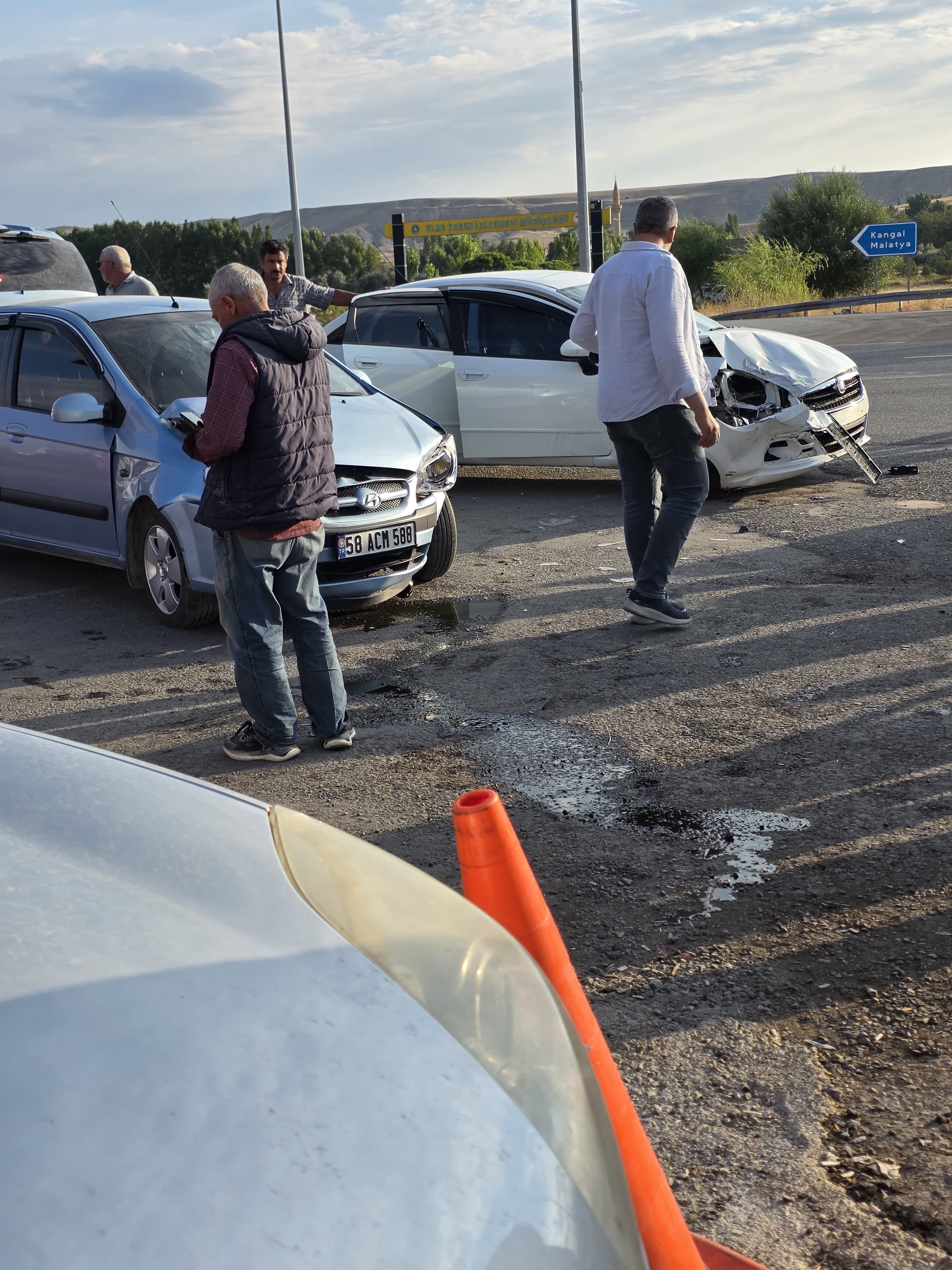 Sivas'ta üç otomobil çarpıştı: 7 yaralı