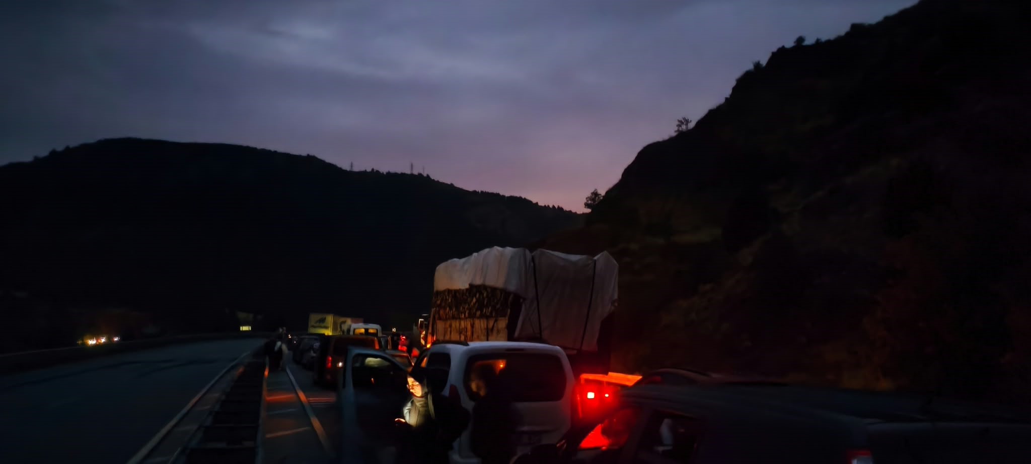 Sivas'ta toprak ve taşların düştüğü yolda 10 kilometrelik araç kuyruğu oluştu