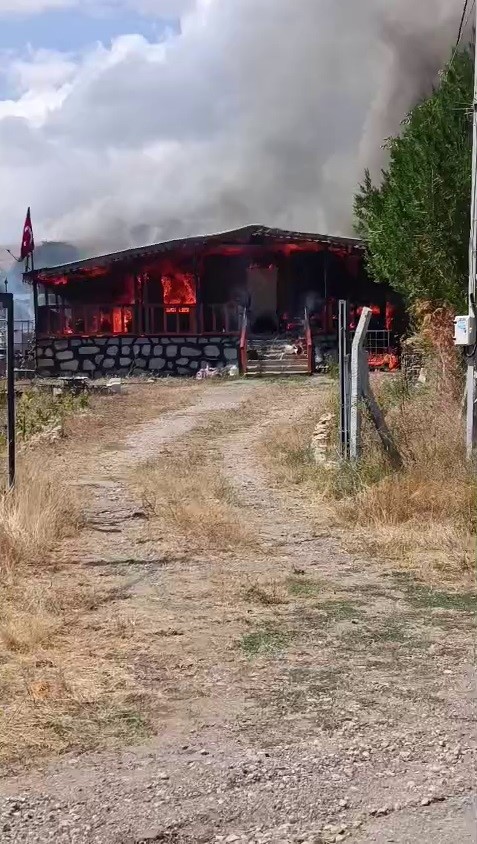 Sivas'ta müstakil ev yangında küle döndü