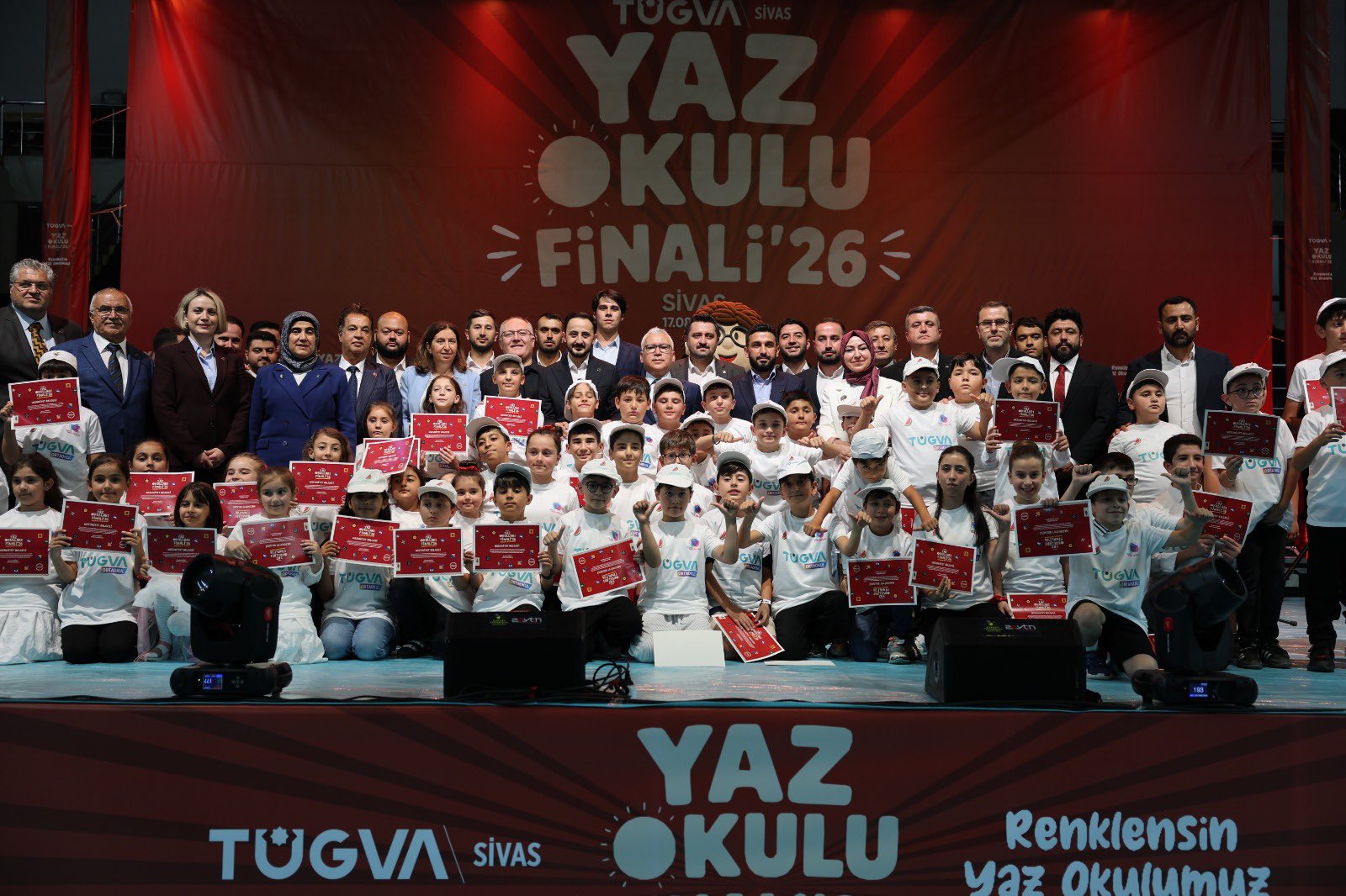 TÜGVA Sivas Yaz Okulu'nda coşkulu mezuniyet: 6 bin öğrenci belgesini aldı