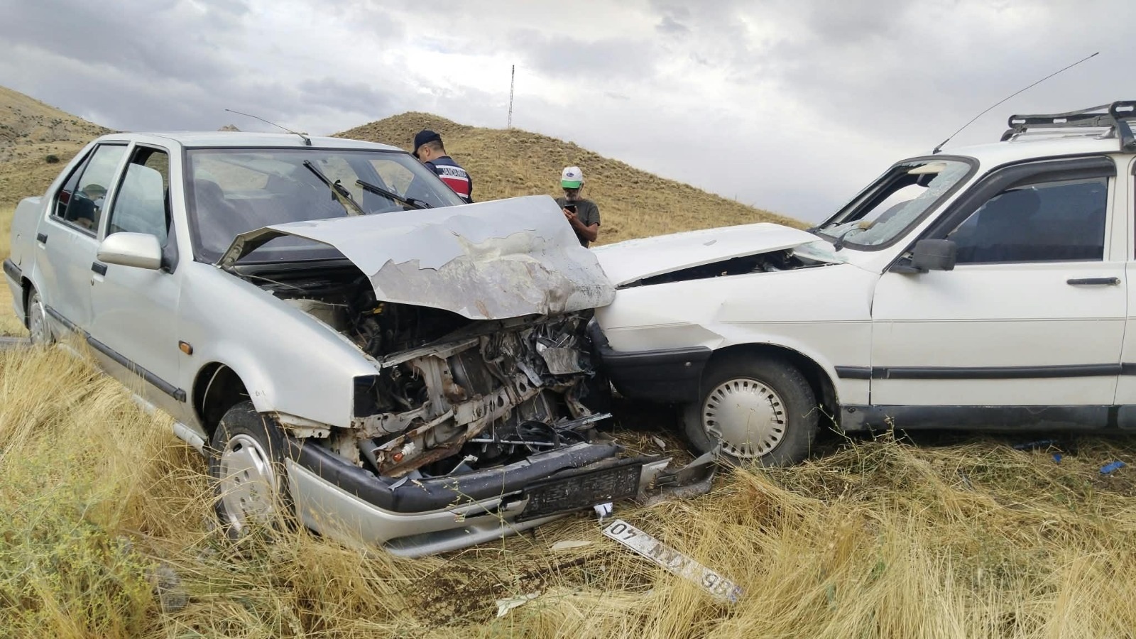 Şarkışla'da iki otomobil çarpıştı: 4 yaralı