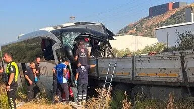 Yolcu otobüsü TIR'la çarpıştı!