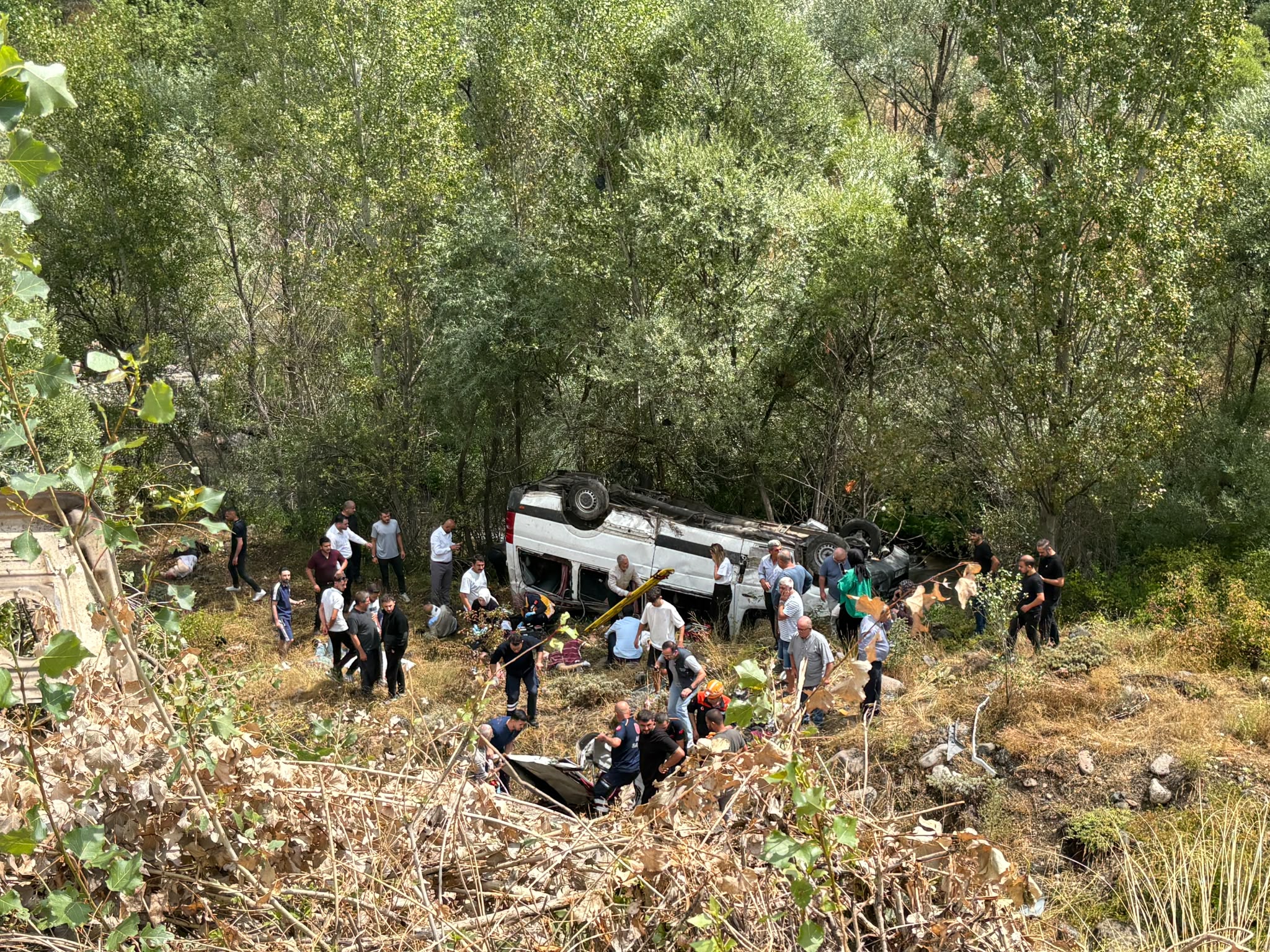 Son dakika: Sivas'ta minibüs devrildi, ölü ve yaralılar var!
