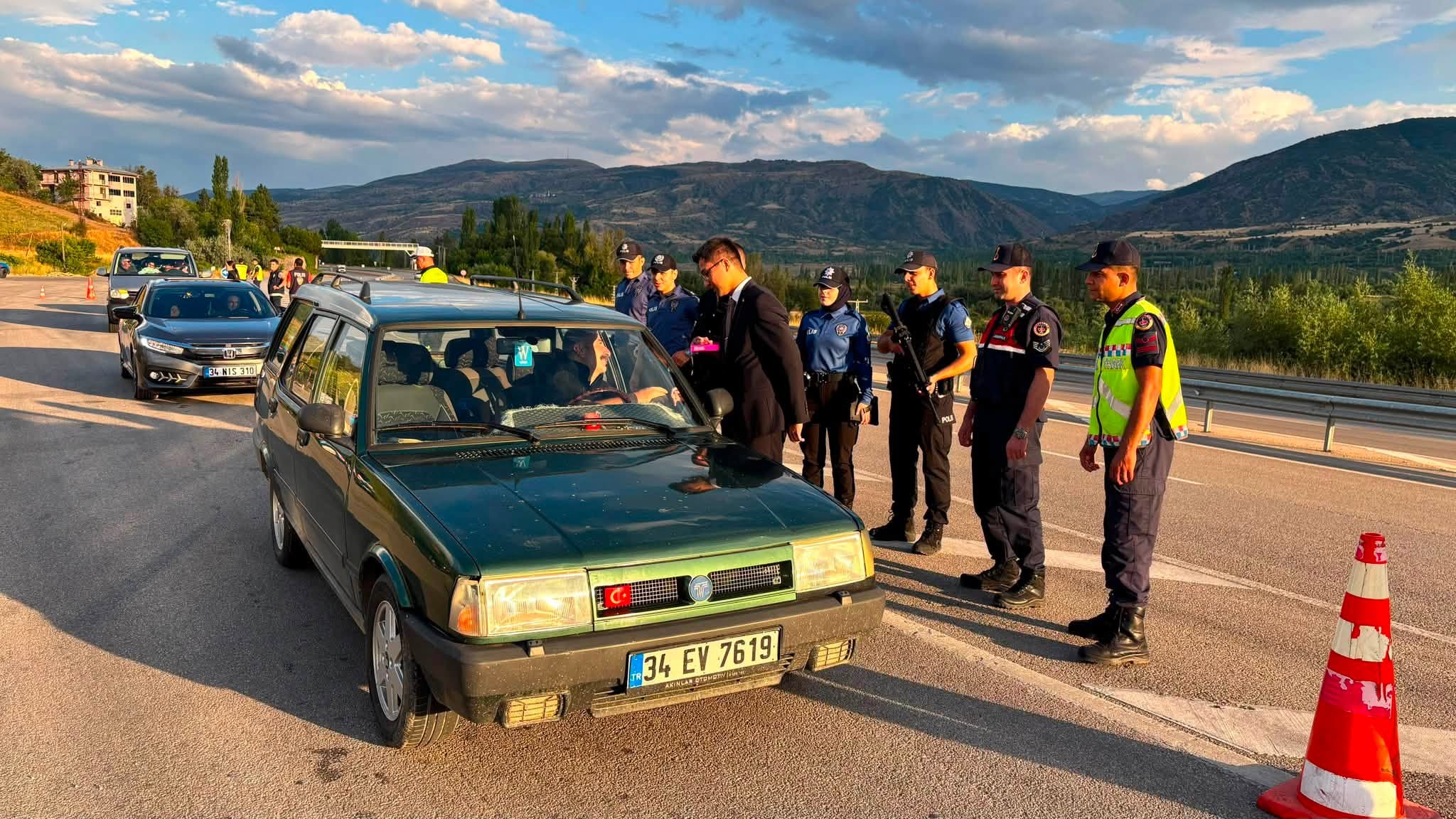 Sivas'ta sürücülere çikolatalı karşılama!
