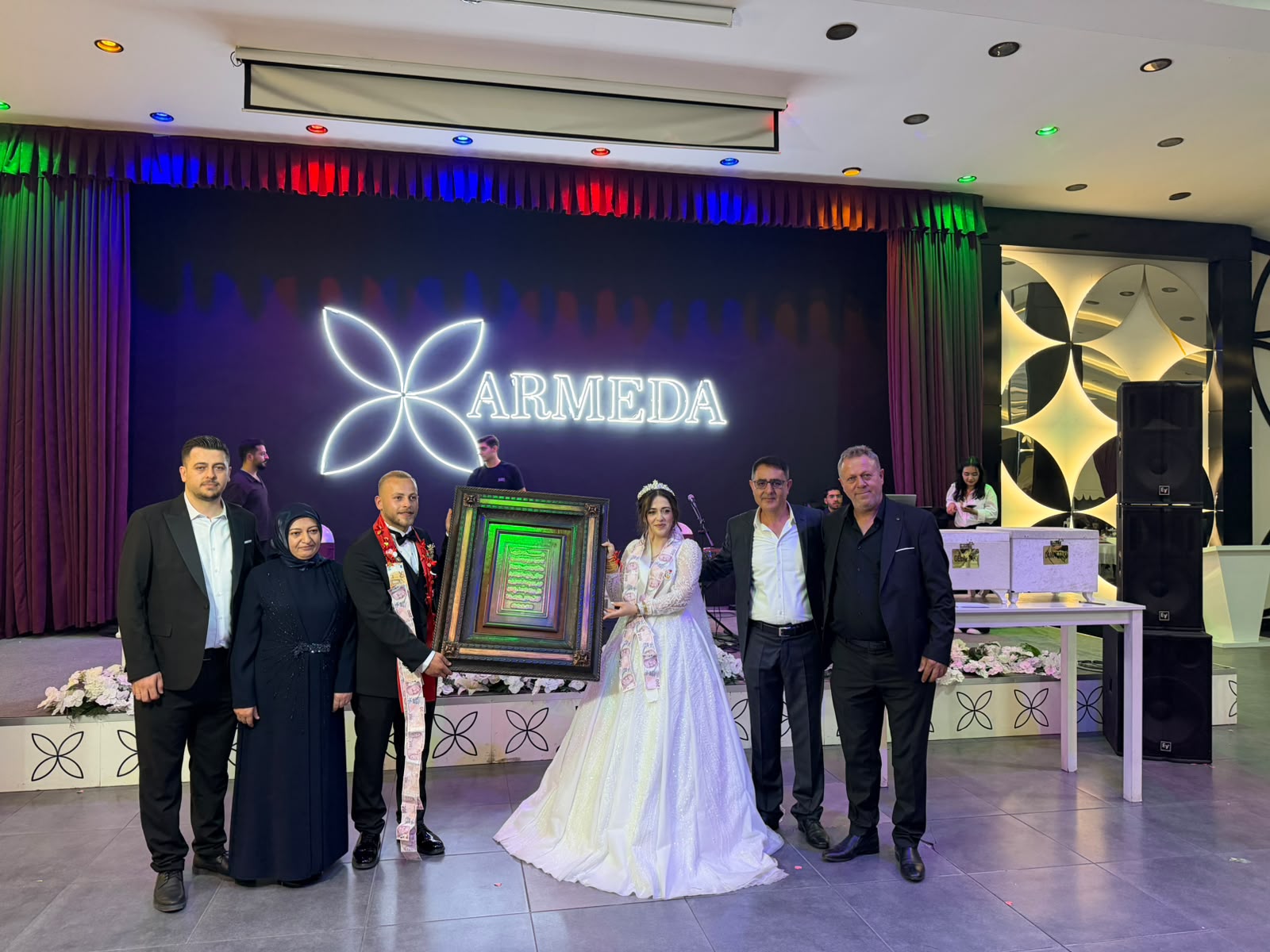 Düğünde takı olarak altın yerine bakır rölyef hediye etti!